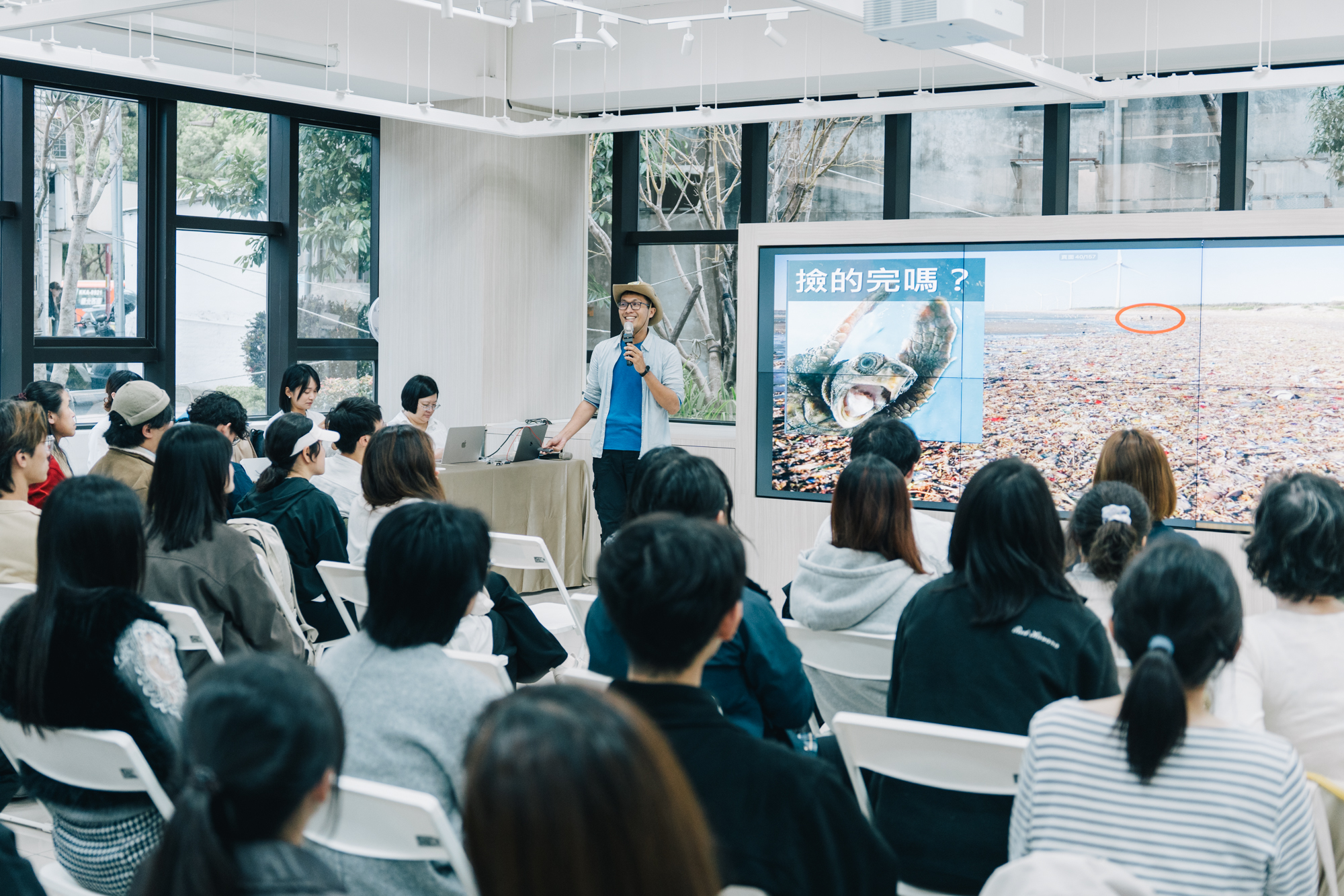 海湧工作室執行長陳人平鼓勵青年實際走到現場，更加瞭解真實問題。