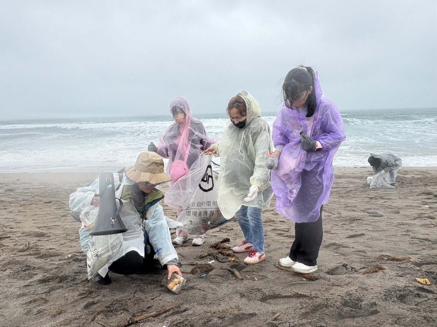 民眾共同參與淨灘活動，以實際行動實踐環保理念，保護海洋生態