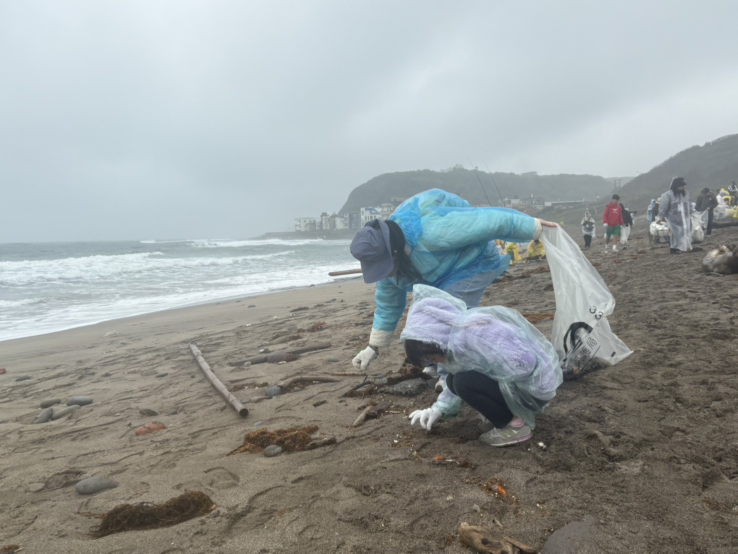親子一起參與淨灘活動，從小培養環保概念一起守護海洋