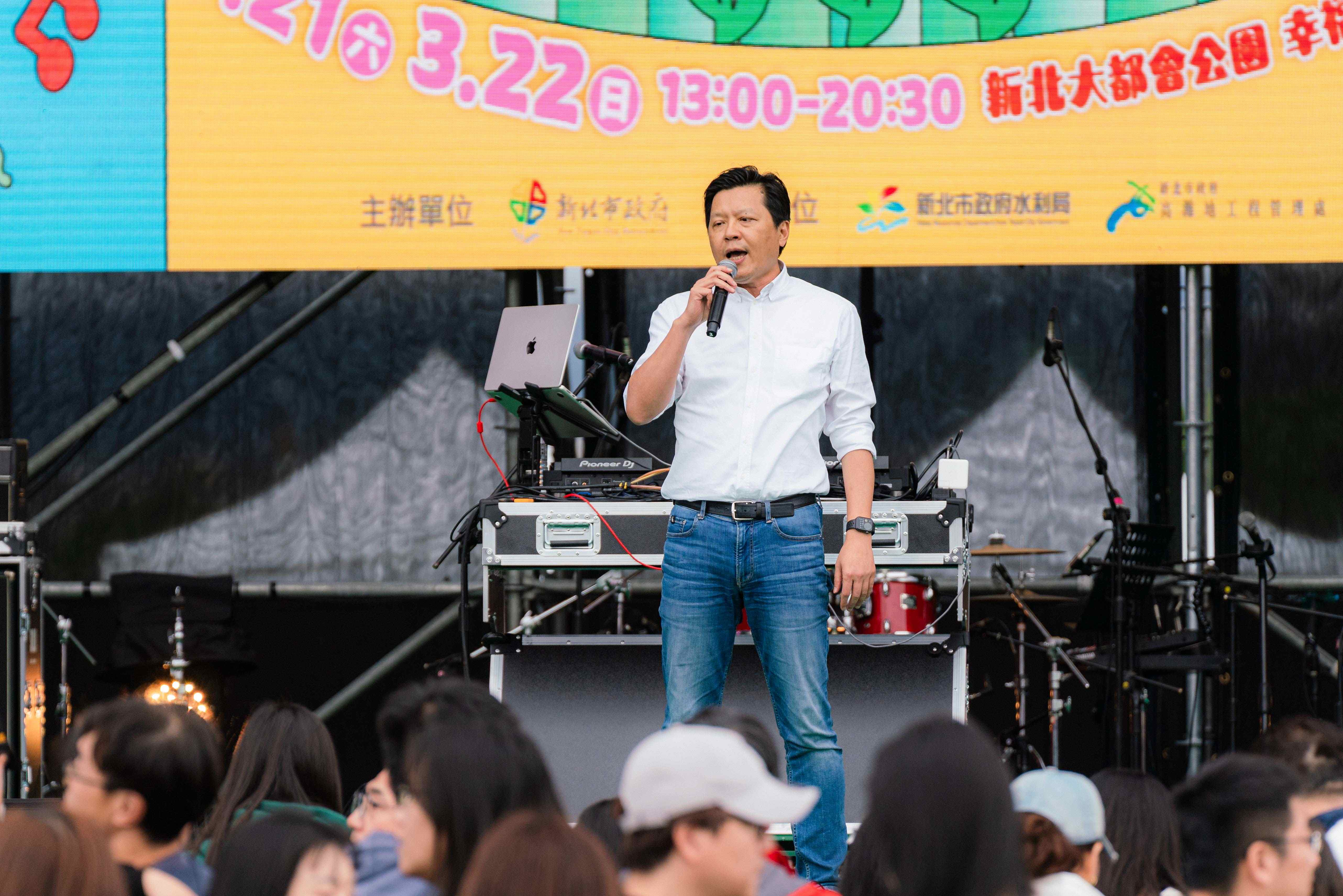 新北市副市長朱惕之親臨現場與市民一同歡唱