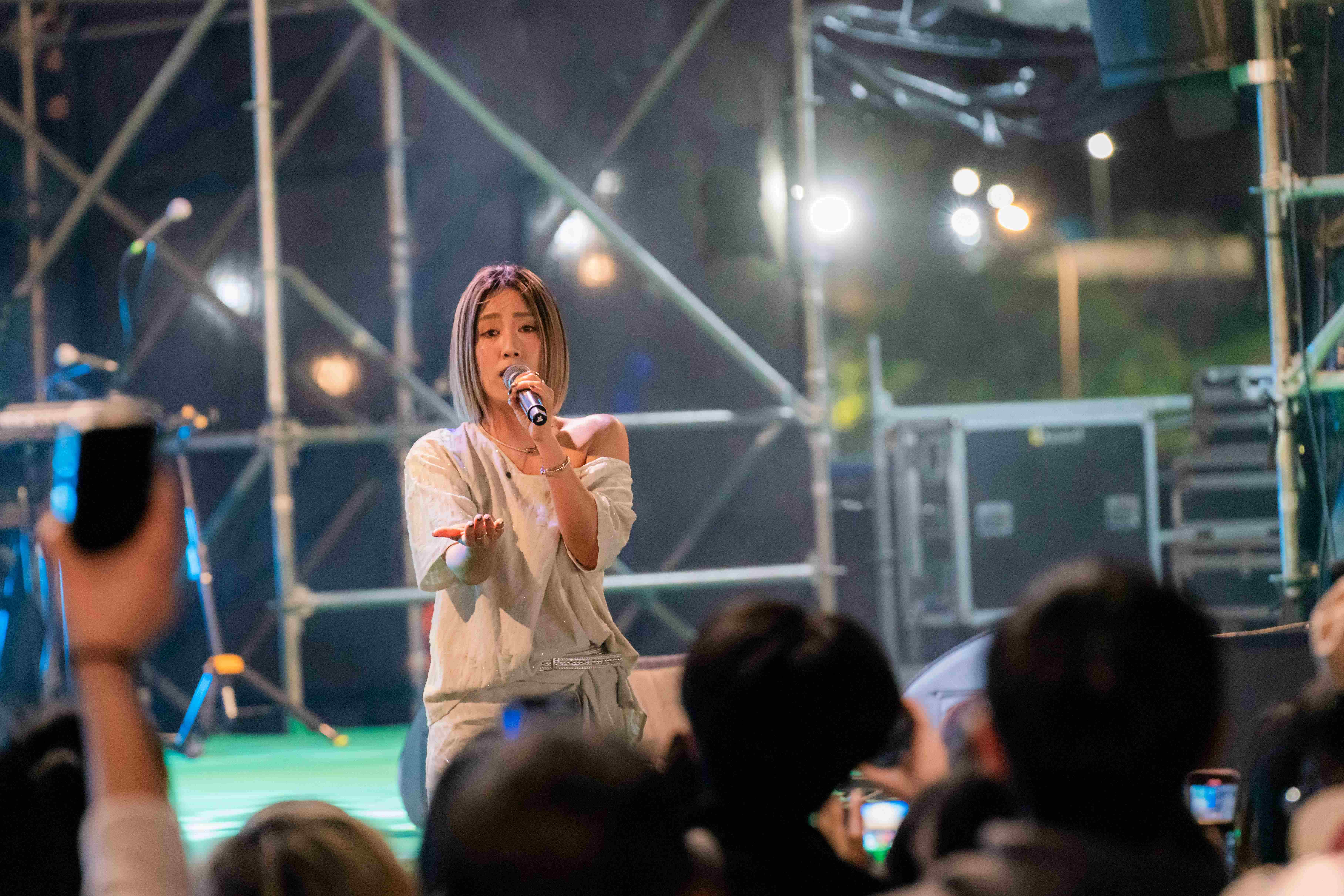  小男孩樂團主唱「米非」以極具渲染力的歌聲帶動全場氣氛