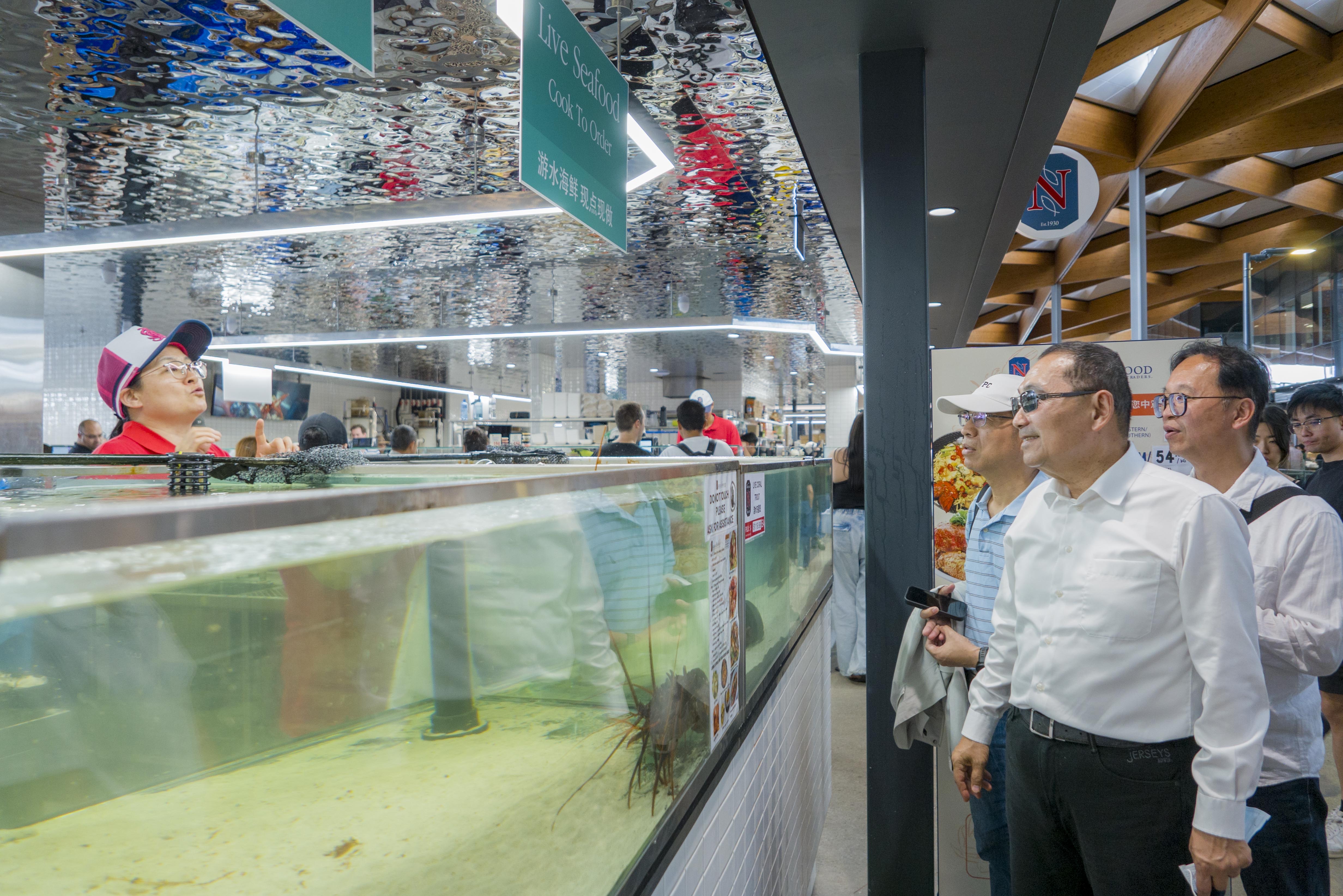 侯友宜表示，整潔、明亮的空間，能讓消費者更安心，而建築設計結合自然景觀及在地文化特色，能吸引更多觀光客，都是新北市推動市場改造時思考的方向。