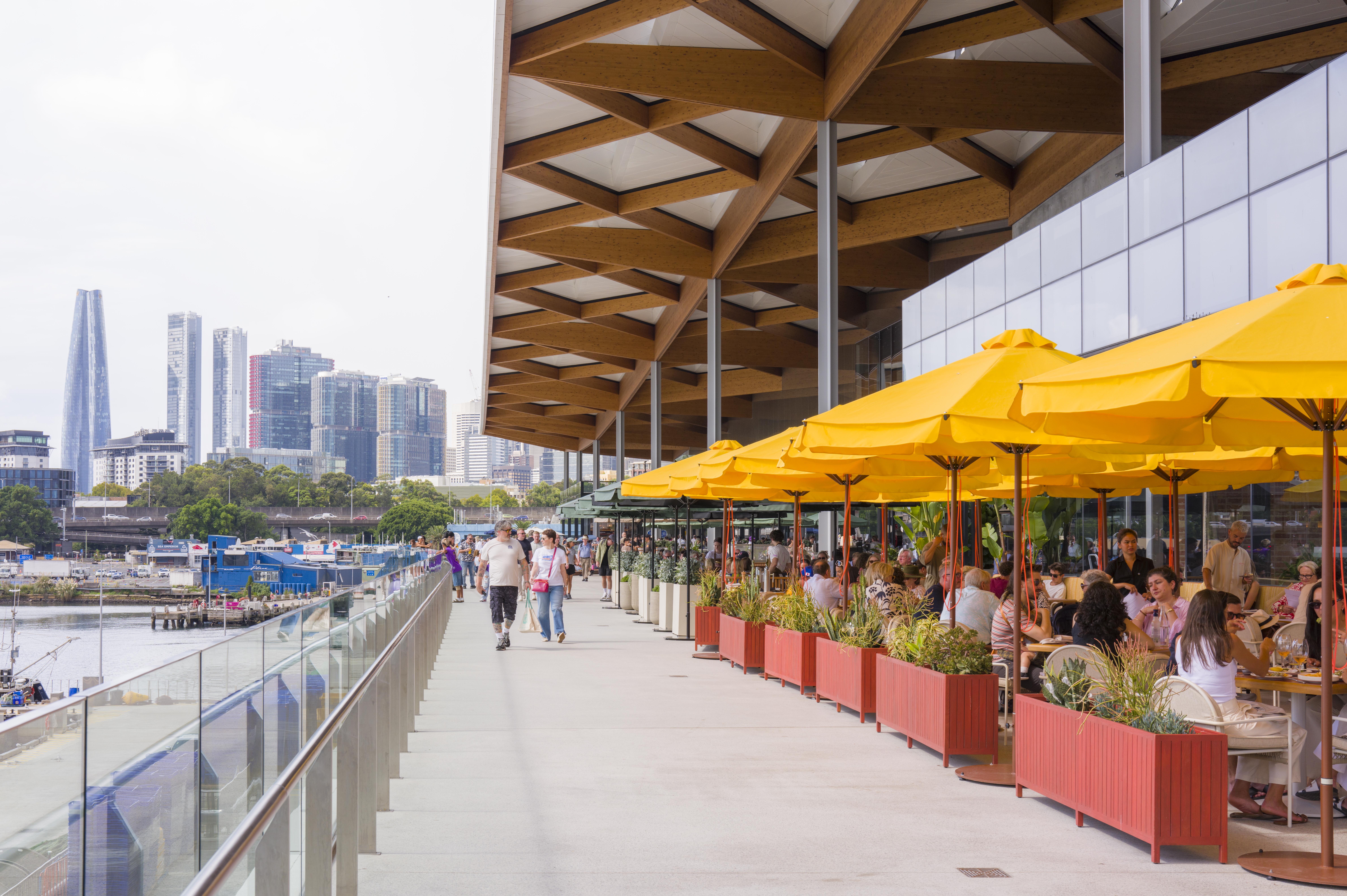 澳洲政府斥資逾8億澳元改建雪梨魚市場，今年1月正式啟用。內部結合拍賣場、批發市場、零售和辦公空間，設有室內及戶外用餐區。