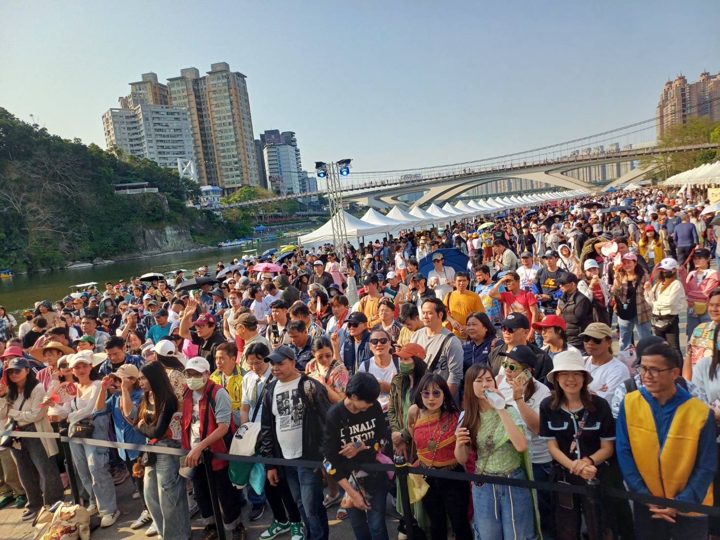 圖說3:新北勞工局今舉辦泰國潑水節健康路跑活動 7千民眾齊聚同樂。