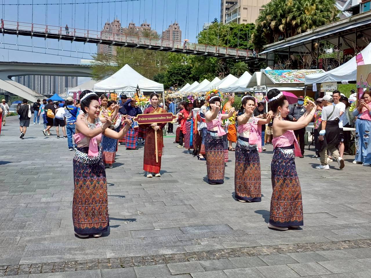 圖說5:佛像遊行及浴佛儀式。