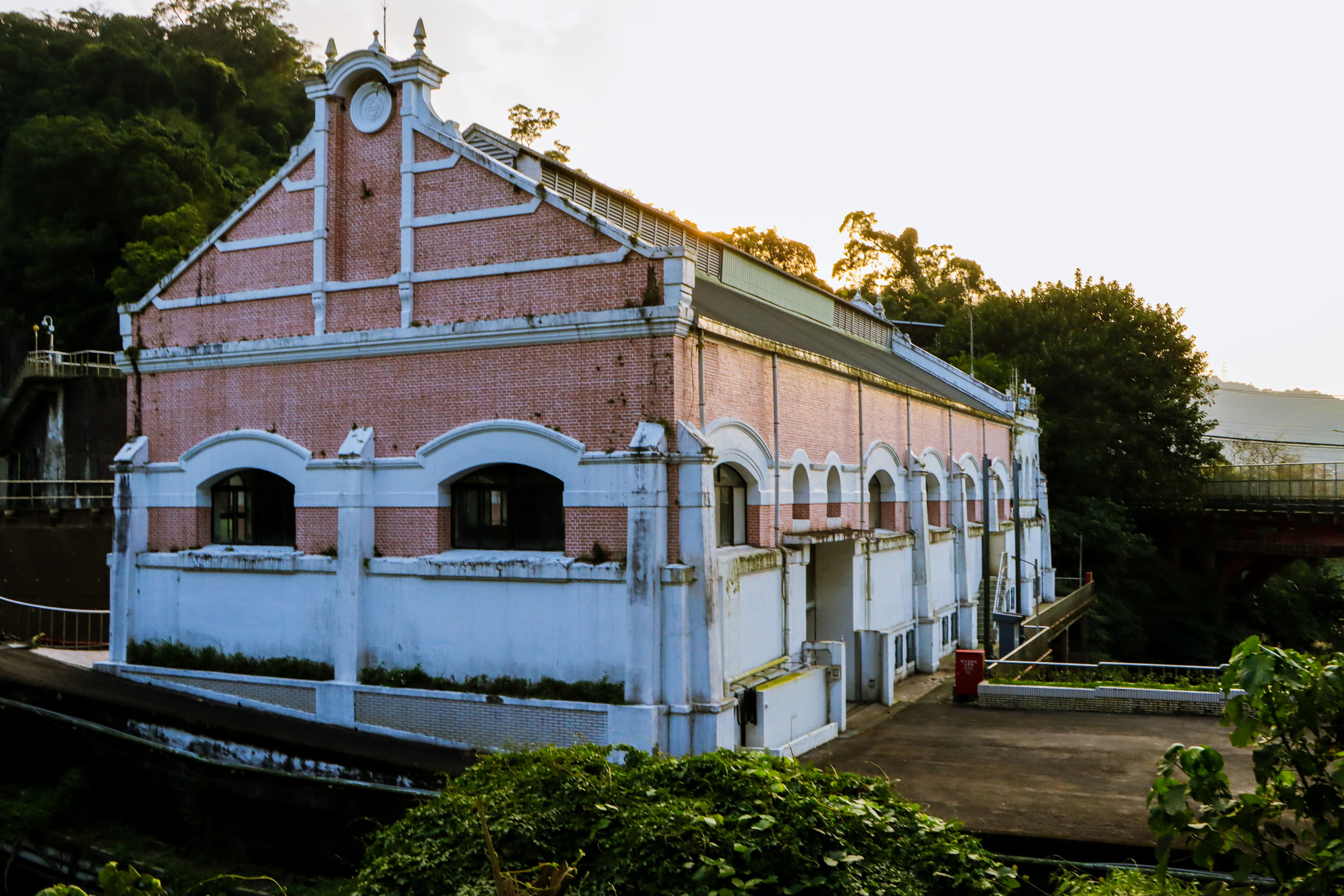 小粗坑水力發電廠建於1907年，是臺灣現役最古老的水力發電廠，見證臺灣電力發展歷史。