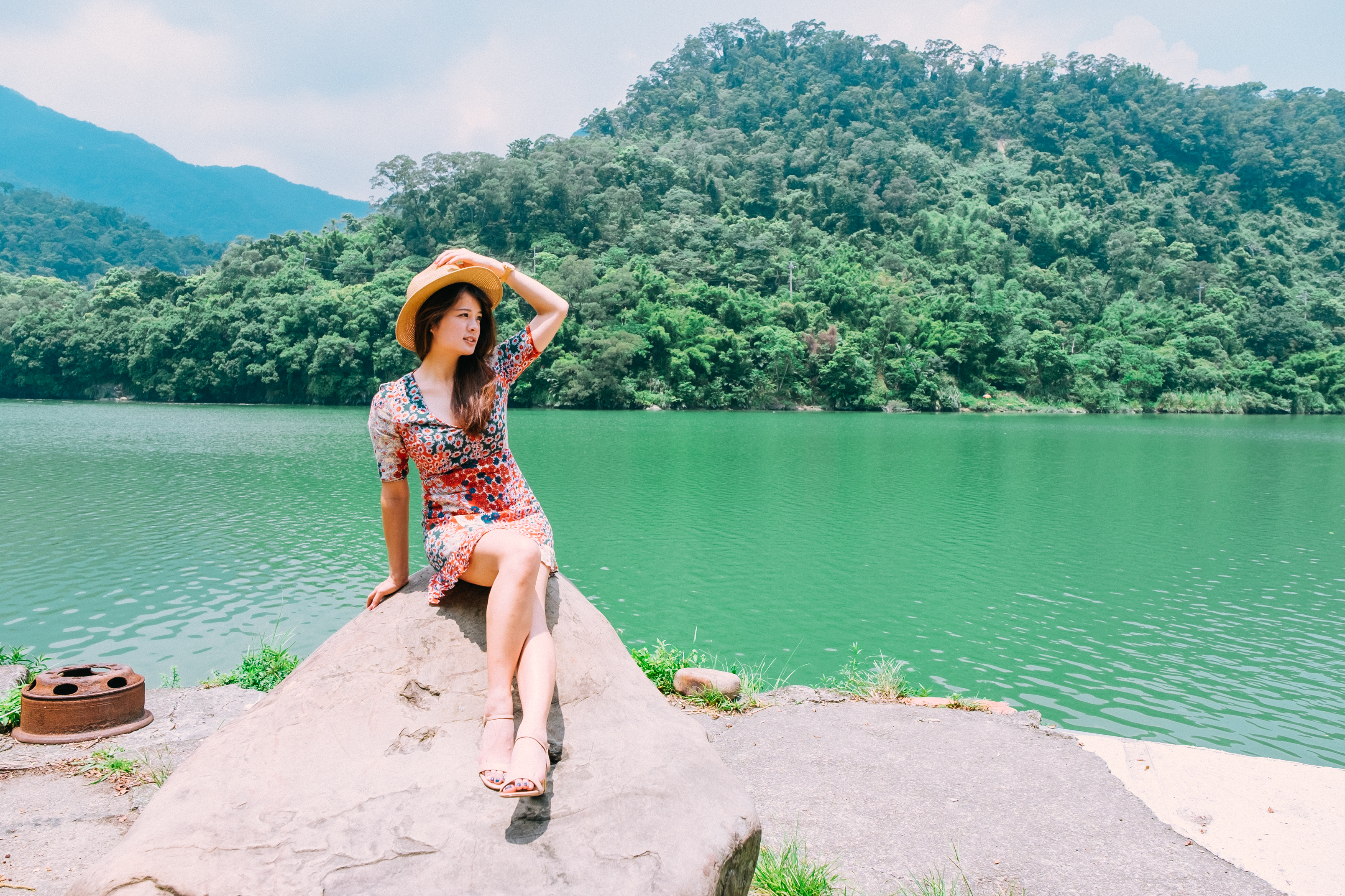 濛濛谷因直潭壩興建形成湖泊景觀，湖光山色交織，成為新店山區靜謐秘境。