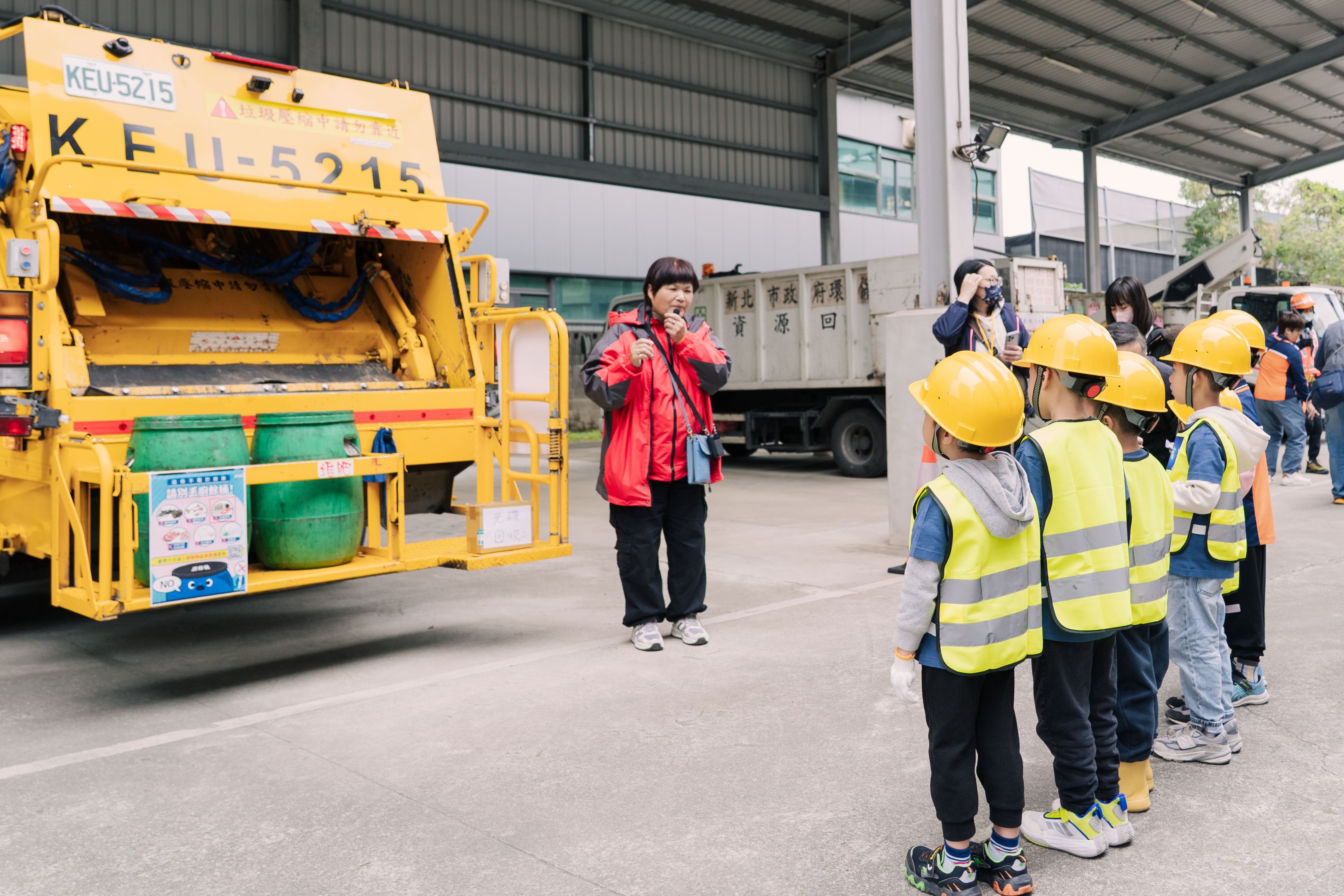 清潔隊員向孩子們介紹日常收運工作