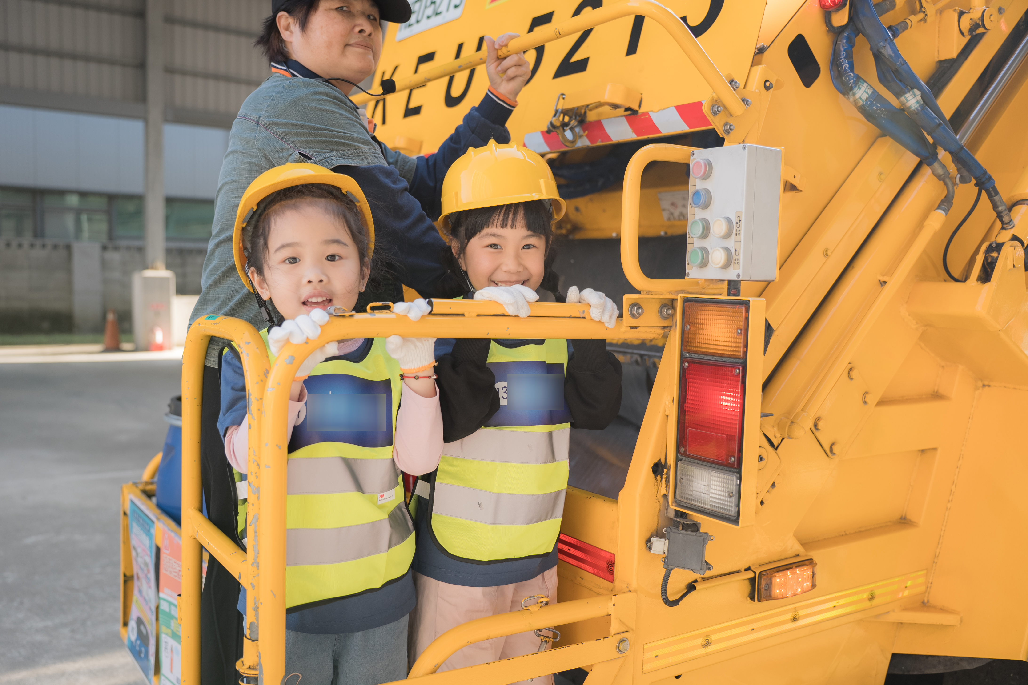 小小清潔隊員體驗搭乘垃圾車
