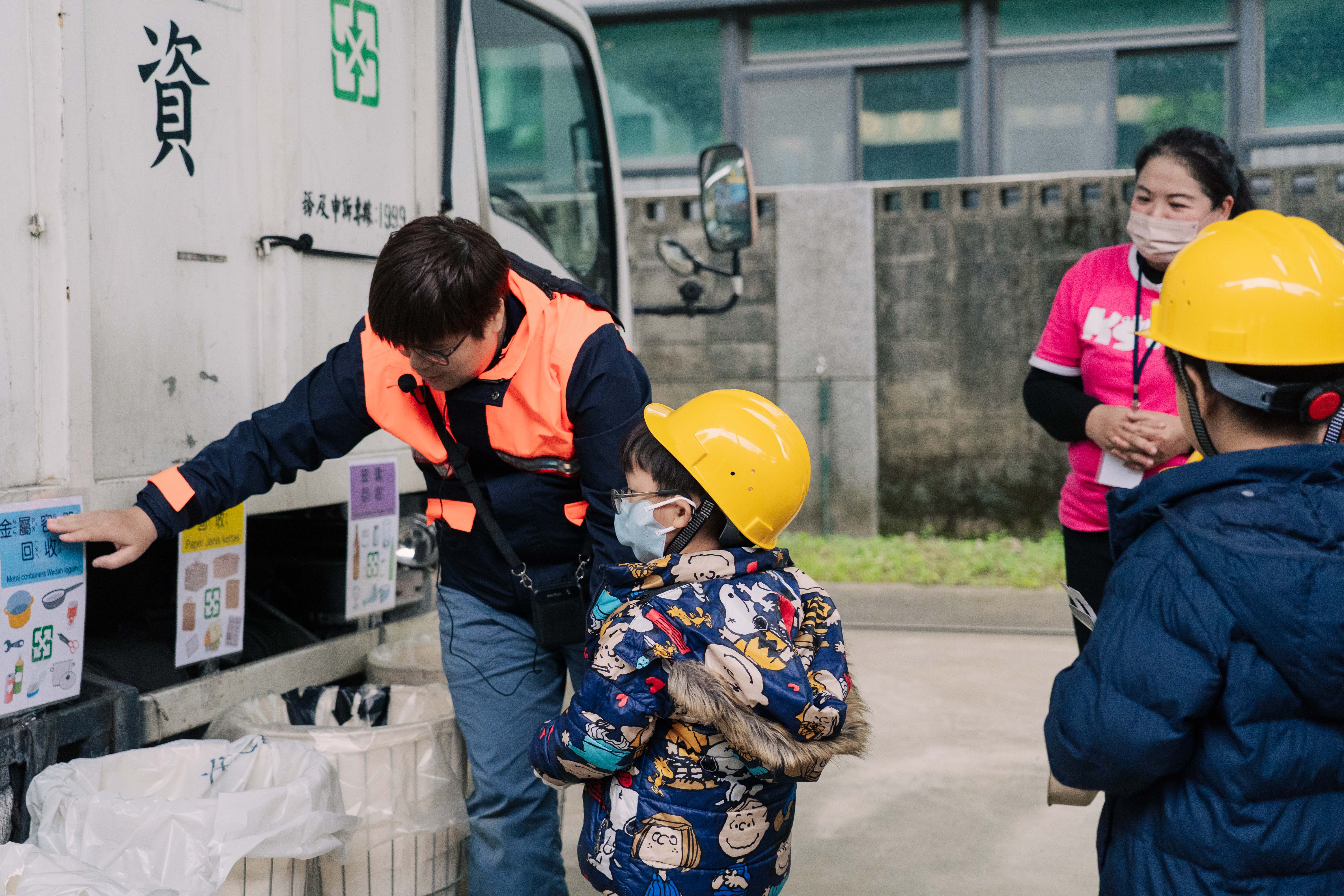 小小清潔隊員體驗資源回收分類