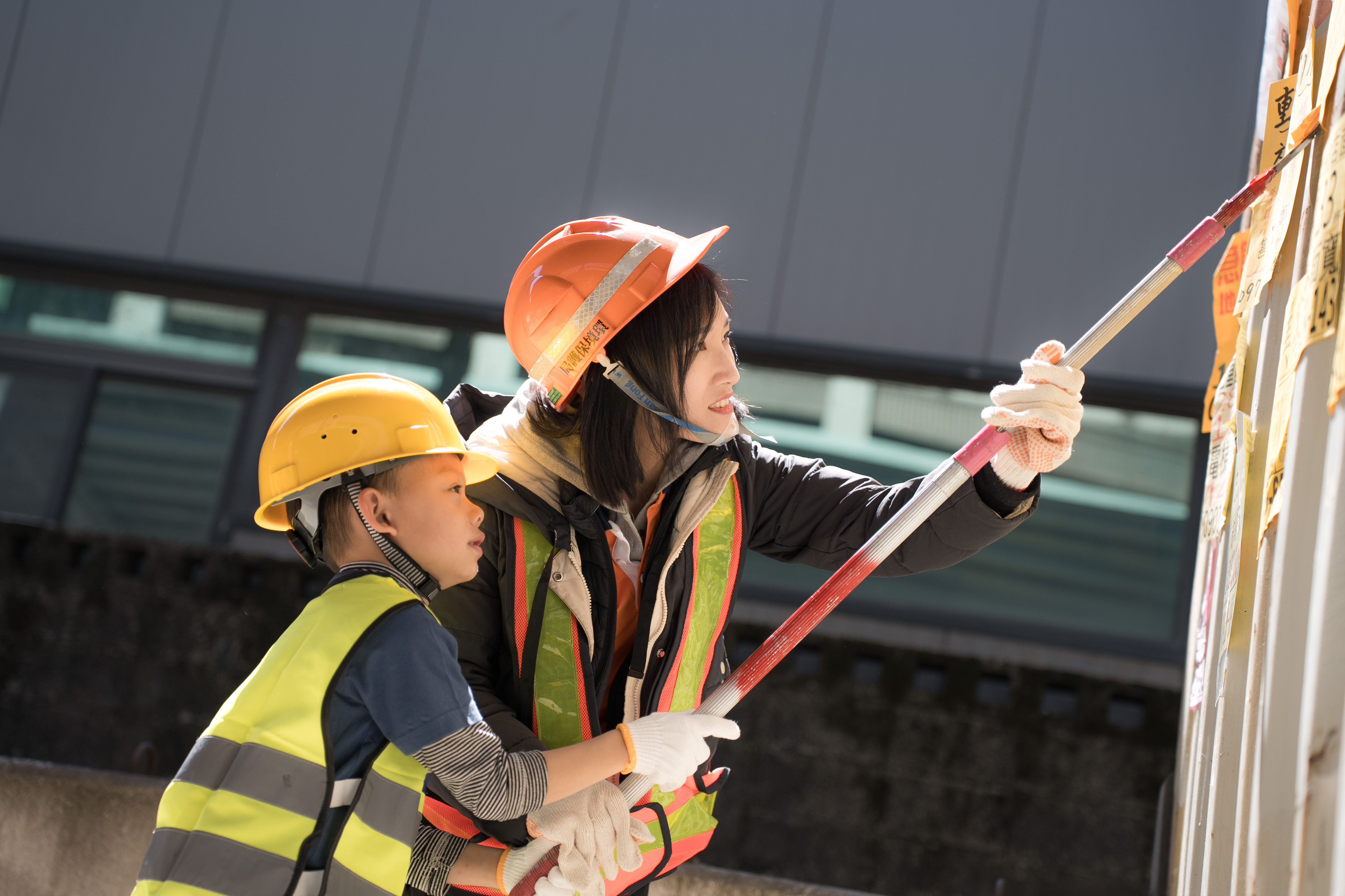小小清潔隊員體驗清除違規小廣告