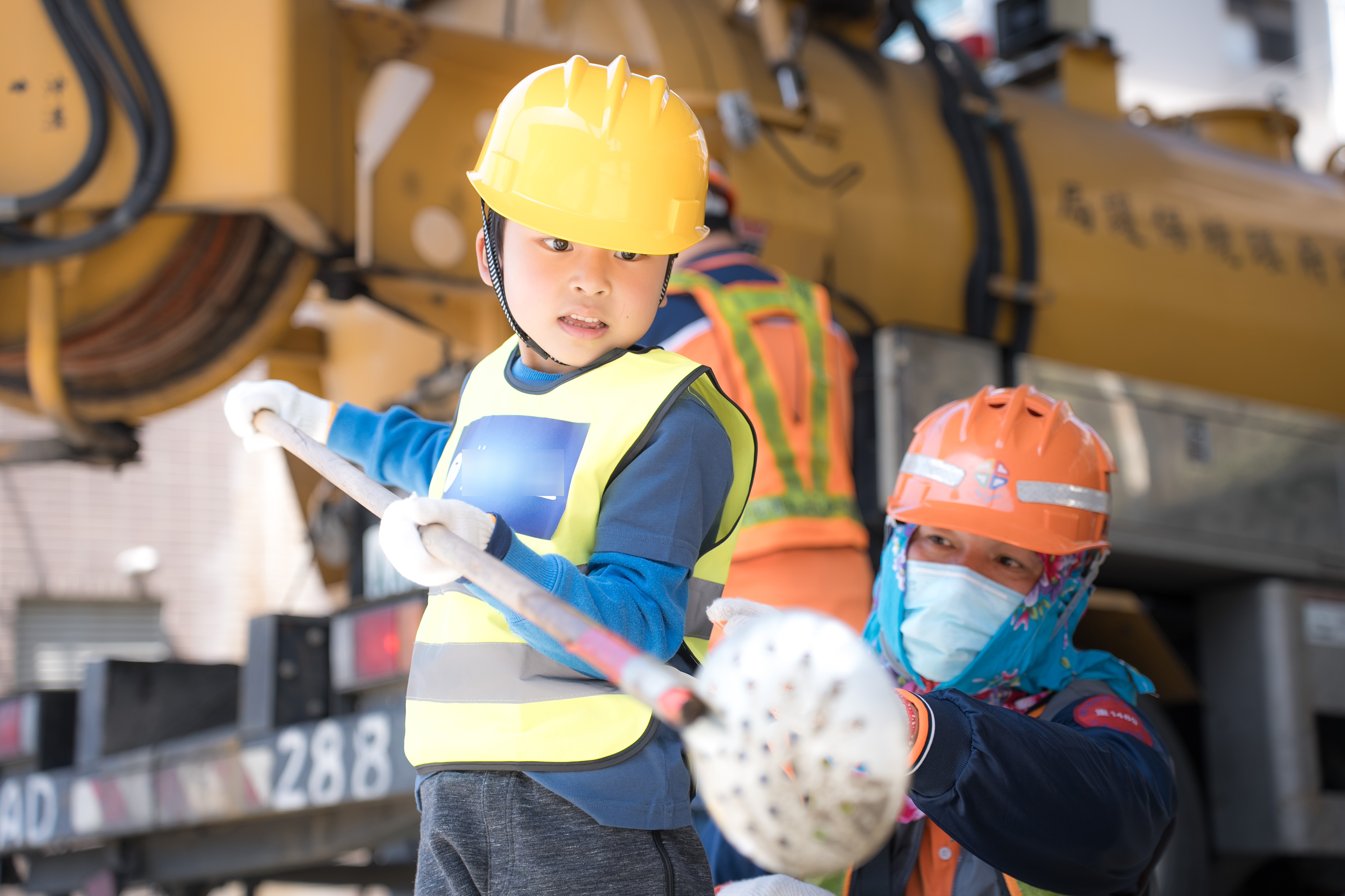 小小清潔隊員體驗水溝清淤作業