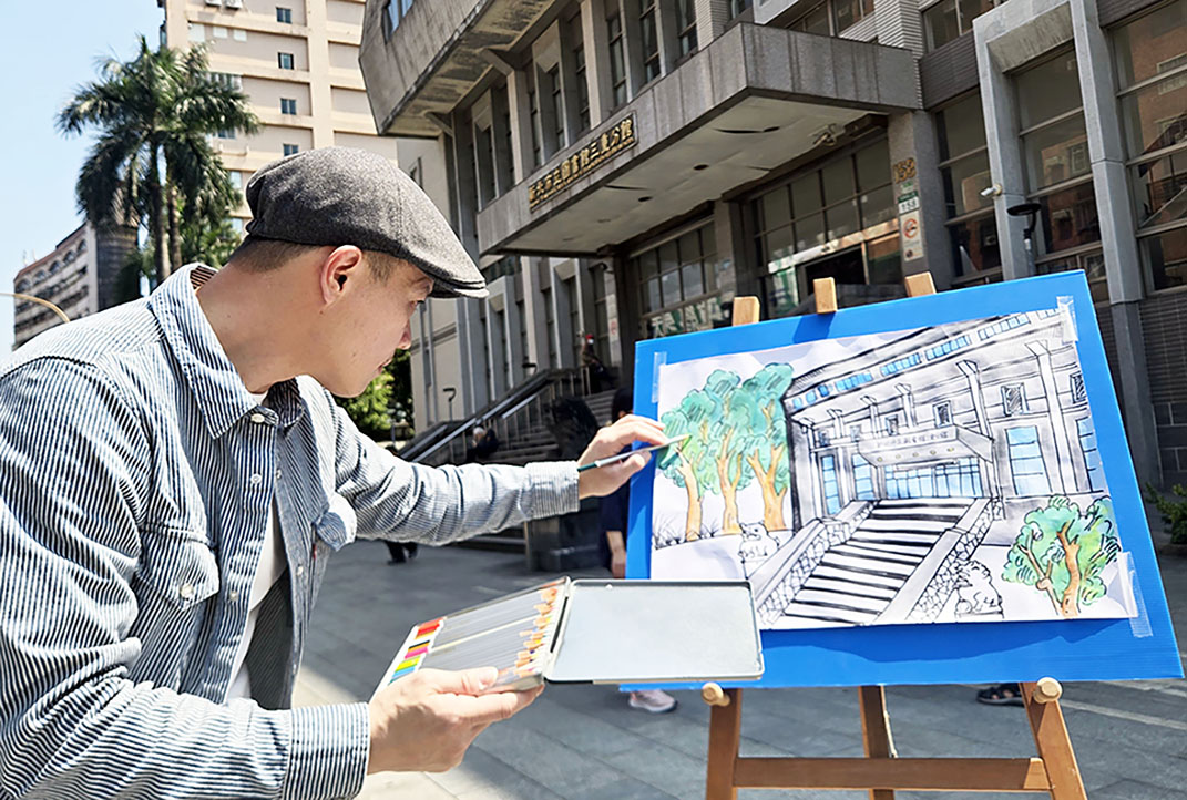 三重分館主任邀請社區居民一起回到三重分館做最後巡禮，向充滿回憶的空間說再見