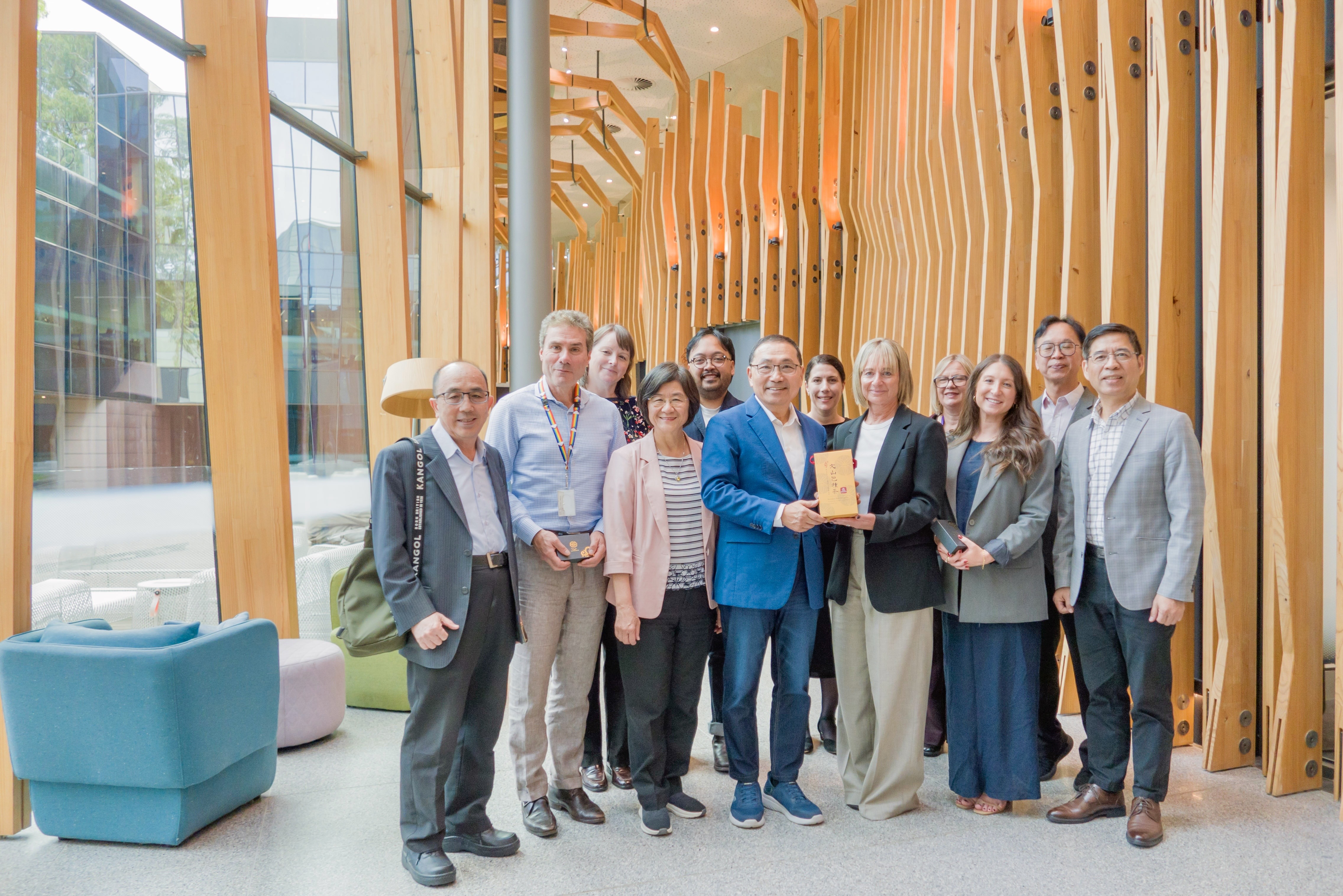 侯友宜率市府團隊前往Orygen總部交流，由Orygen自殺防治研究科學總監Jo Robin AM（前排右三）及#chatsafe計畫負責人Louise La Sala（前排右二）等人接待。