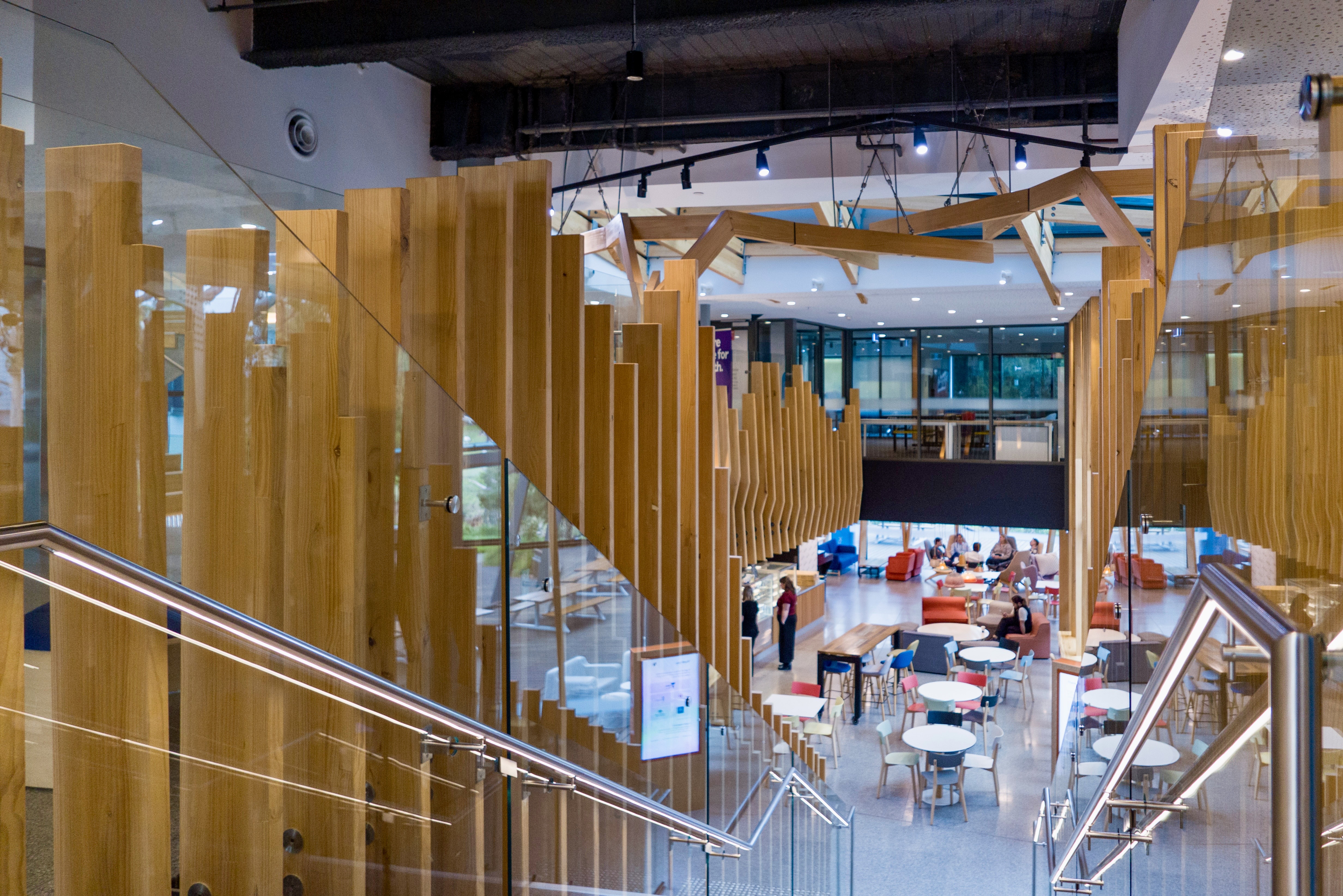 Orygen總部主建物曾獲得歐洲醫療保健設計獎的「最佳心理健康設計獎」，其設計過程邀請逾160位青少年參與。