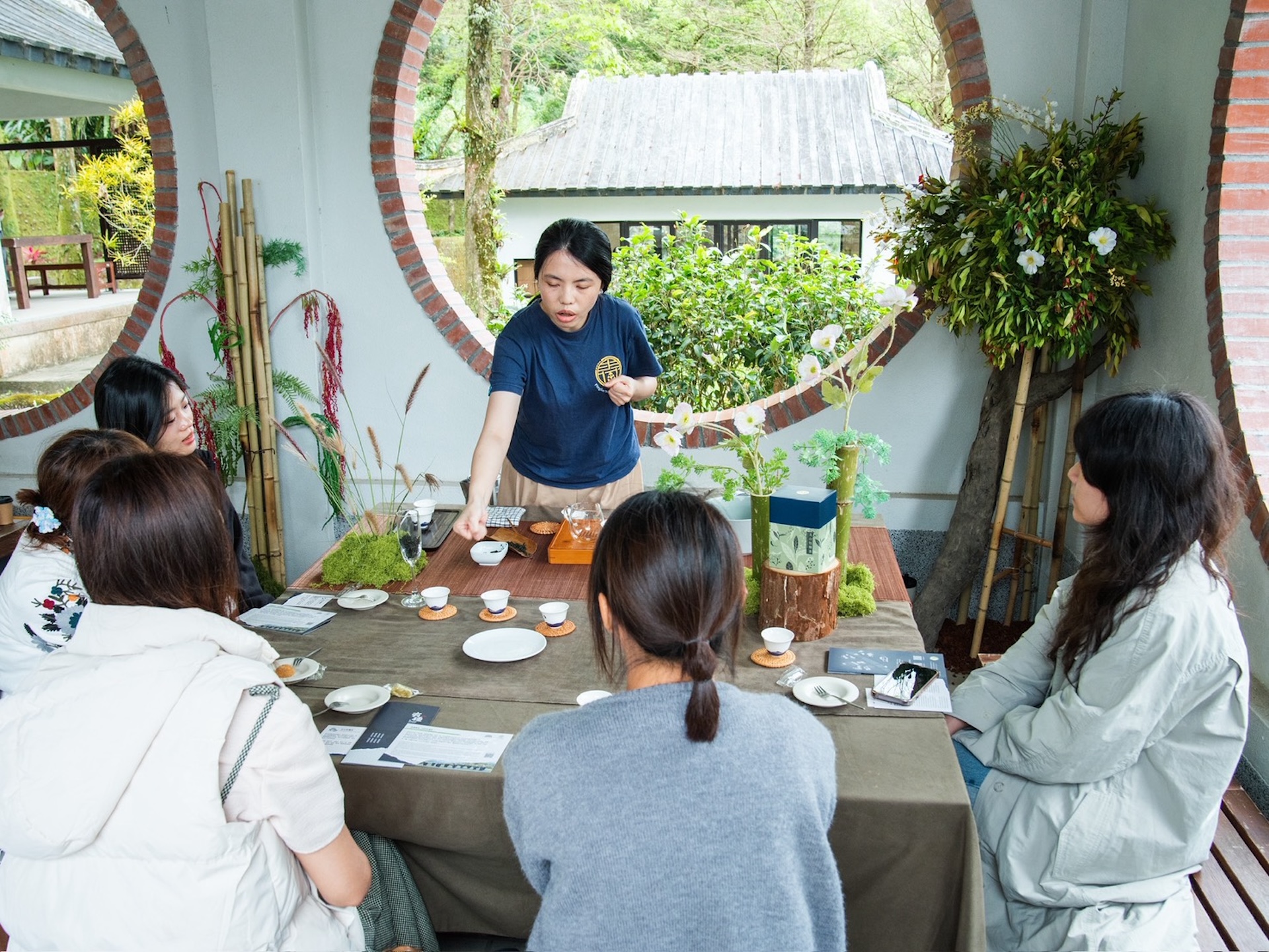 現場更直接復刻坪林人的日常茶桌，讓在地專業的茶青茶農輪番上陣親自帶你體驗如何泡茶、品茶。