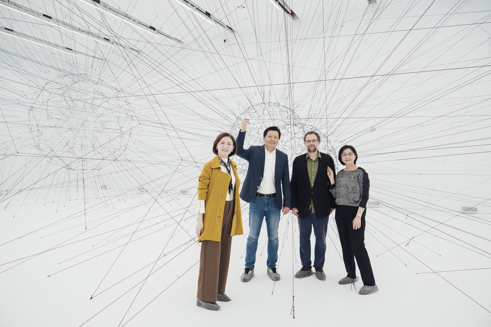 新北市美術館今（21）日舉行國際特展《共織宇宙》開幕儀式，新北市副市長朱惕之（左二）與國際知名藝術家托馬斯．薩拉切諾（Tomás Saraceno）（右二）共同出席，為展覽揭開序幕。