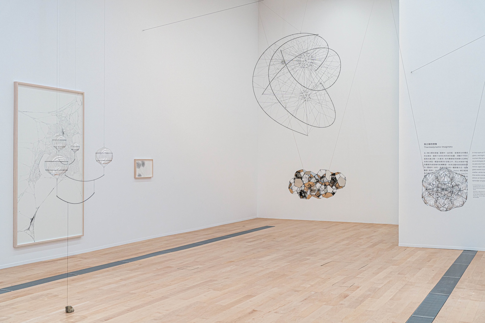 《共織宇宙》為阿根廷國際藝術家托馬斯．薩拉切諾（Tomás Saraceno）在臺首次大型個展，結合藝術、科學與環境永續議題。