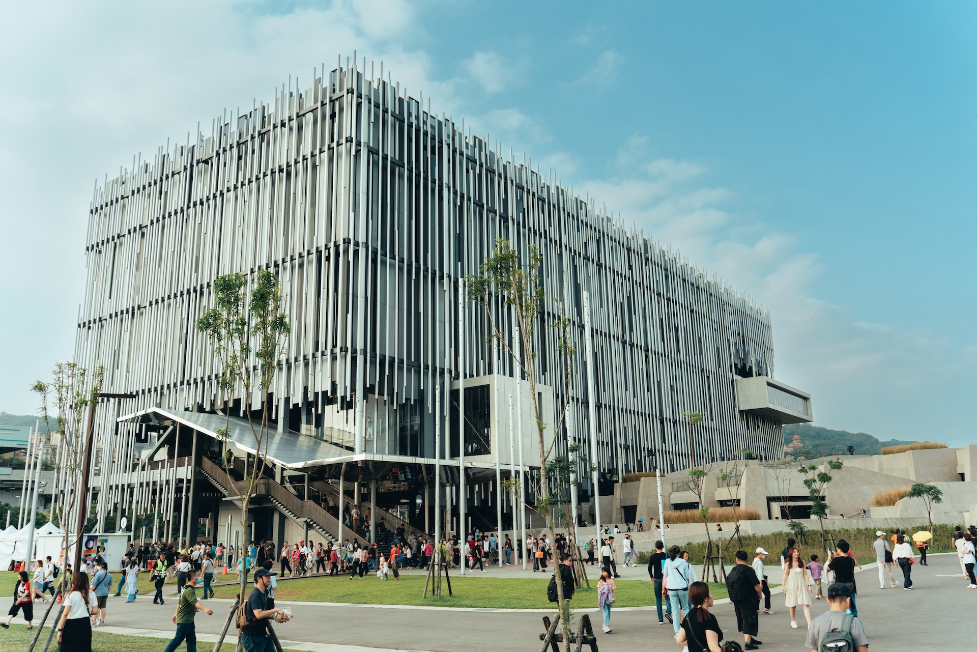 新北市美術館開館周年慶活動，在戶外園區規劃風格市集，集結在地品牌與文創攤位。