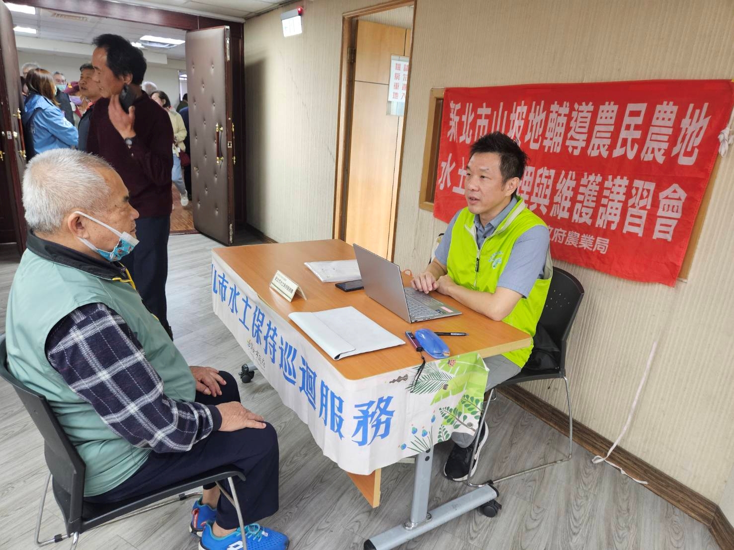 講習現場也提供民眾專業的水土保持處理與維護諮詢，吸引許多農民參與，實質解決農作時遇到的疑難雜症