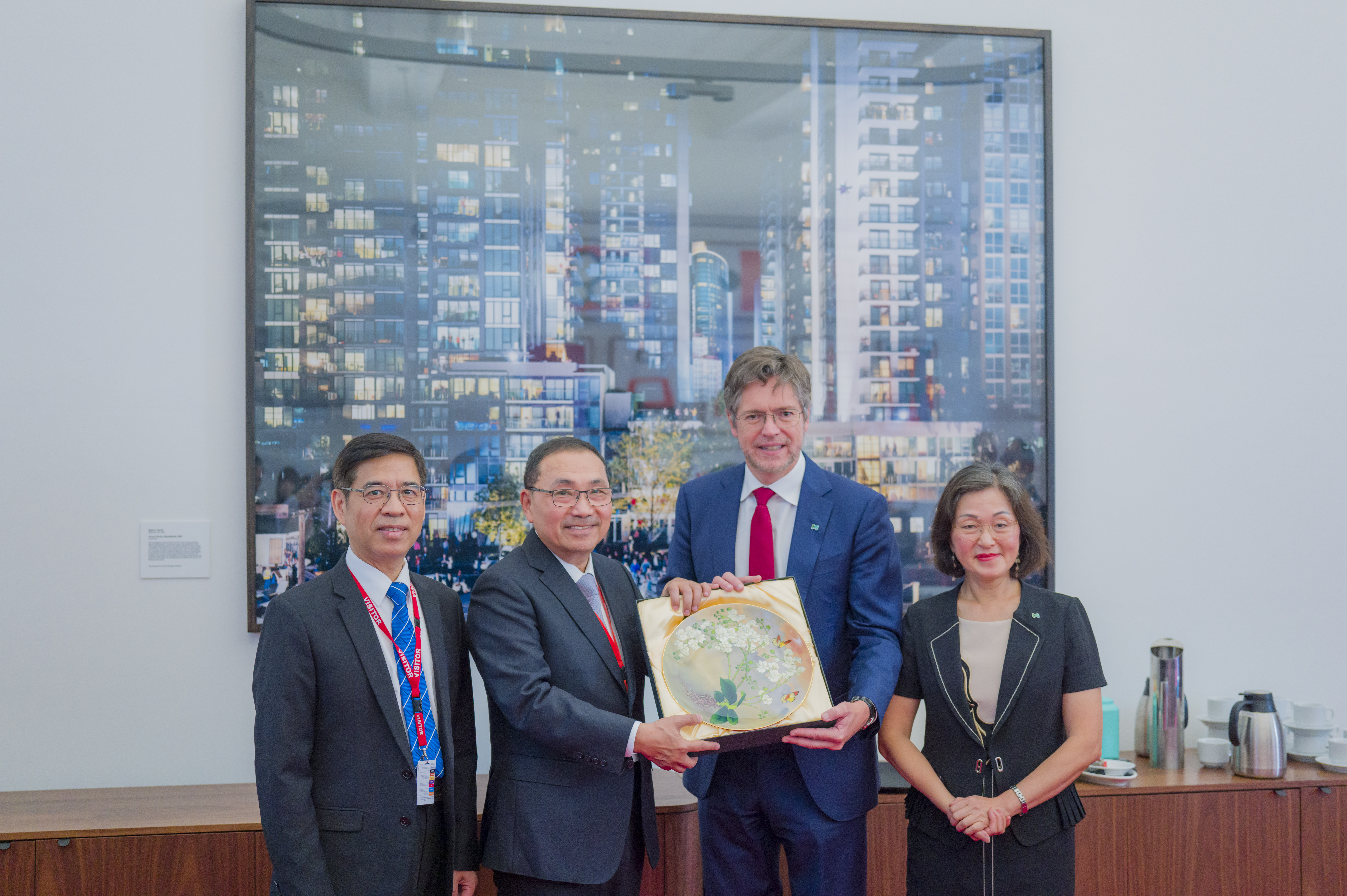 新北市長侯友宜23日與墨爾本市長Nicholas Reece（右二）、市議員Gladys Liu廖嬋娥（右一）會面交流。