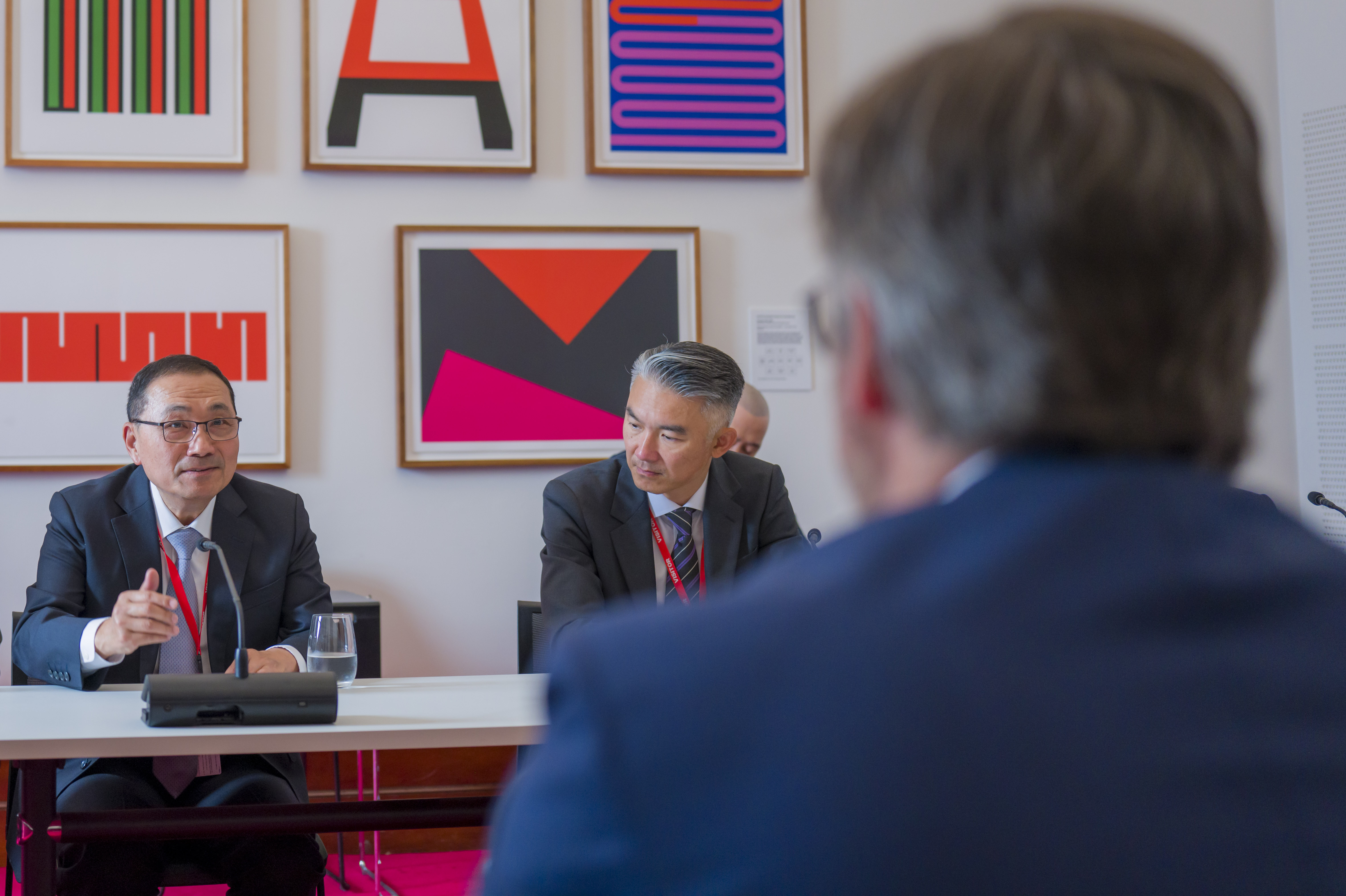 新北市長侯友宜與駐墨爾本臺北經濟文化辦事處處長呂明澤（右）。