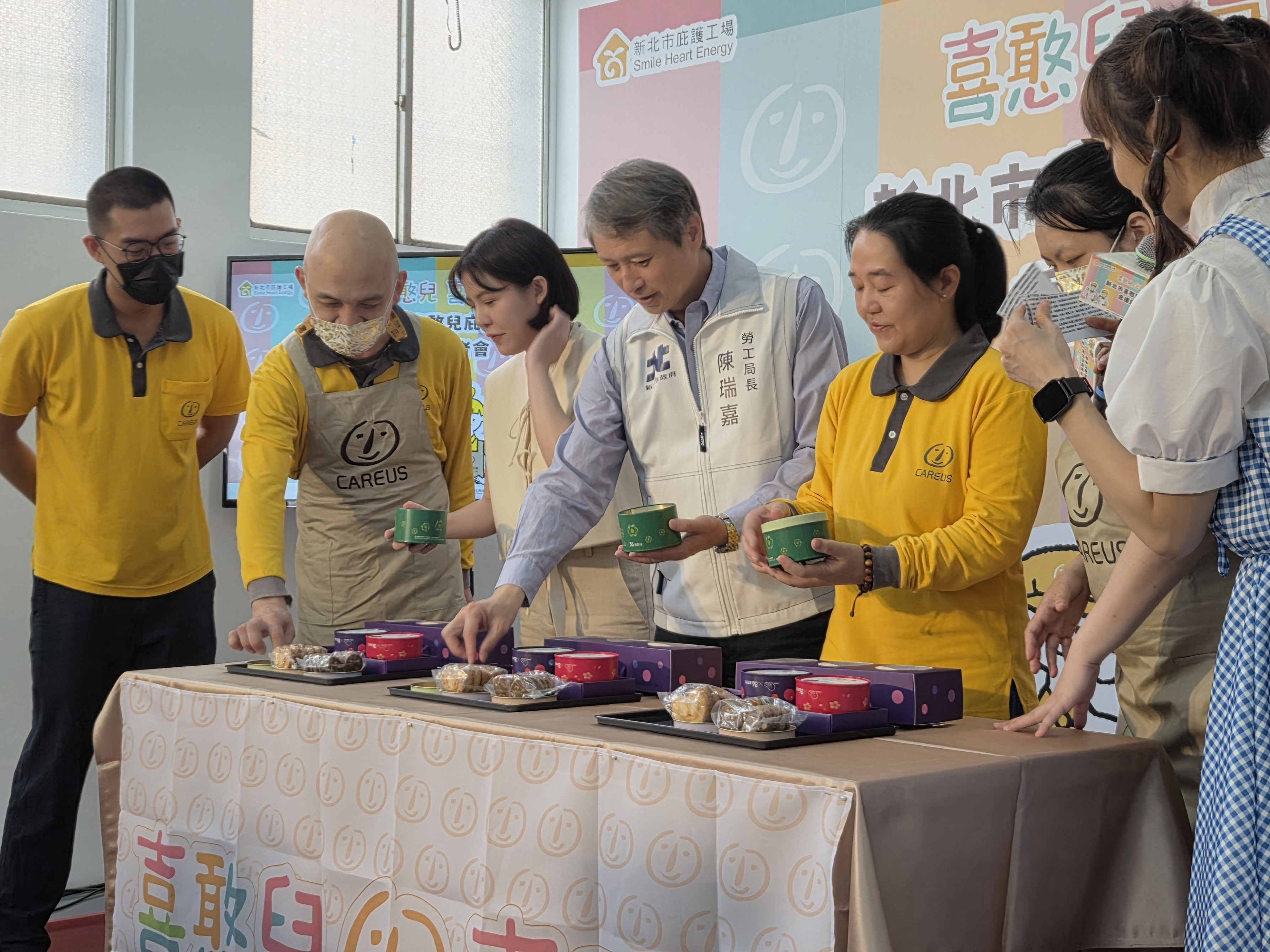 陳瑞嘉局長、喜憨兒基金會北區楊副執行長及貴賓們包裝禮盒過程