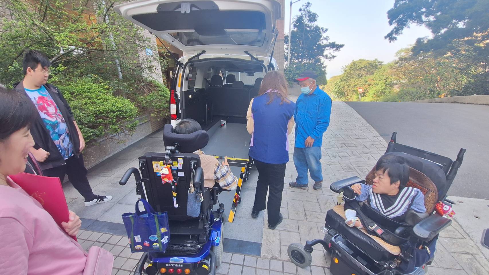 八里愛心教養院院生乘坐復康福祉車