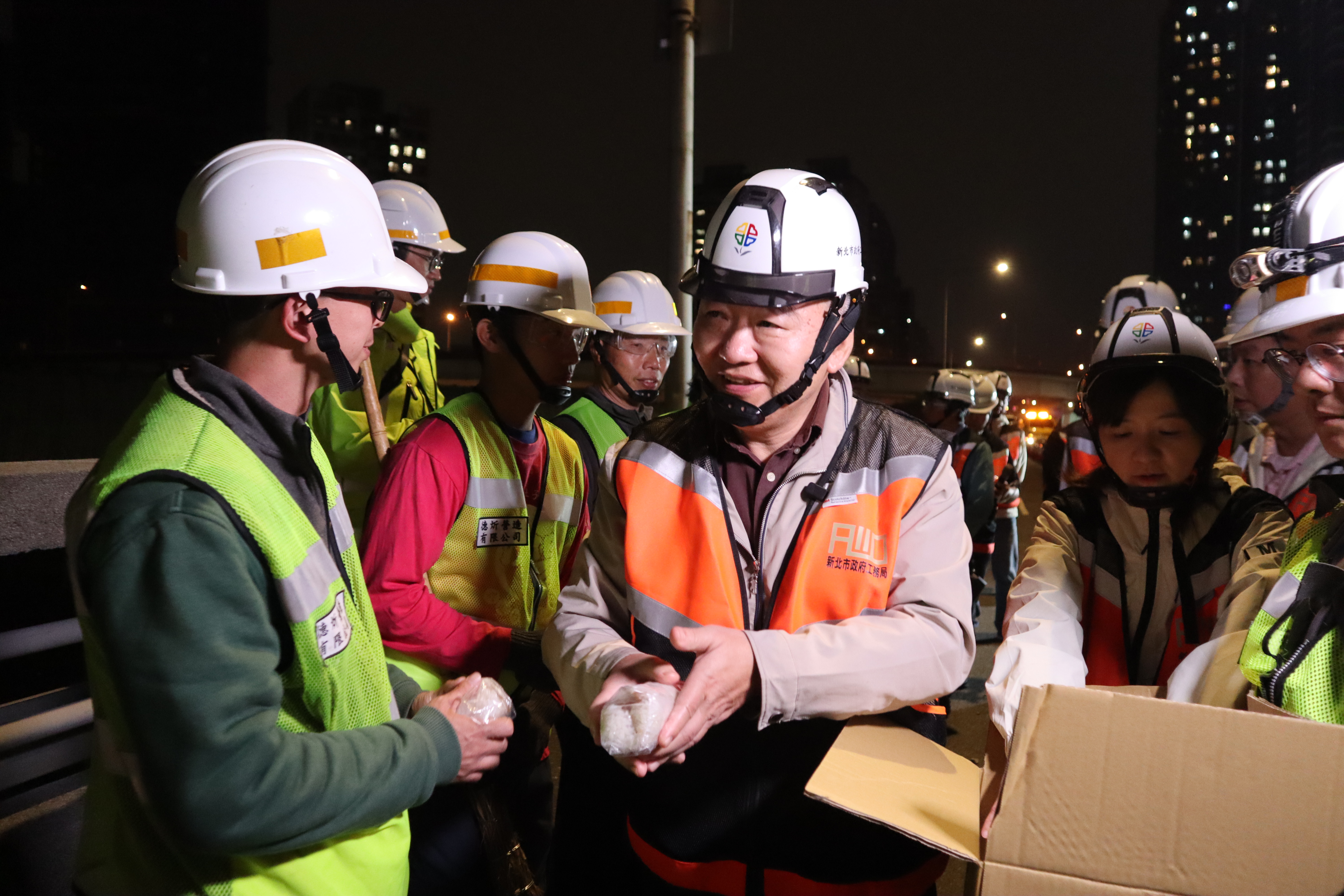工務局長馮兆麟(中)深夜視察大漢橋機慢車專用道分隔島拆除進度、慰勞施工團隊，感謝施工人員辛苦的付出。