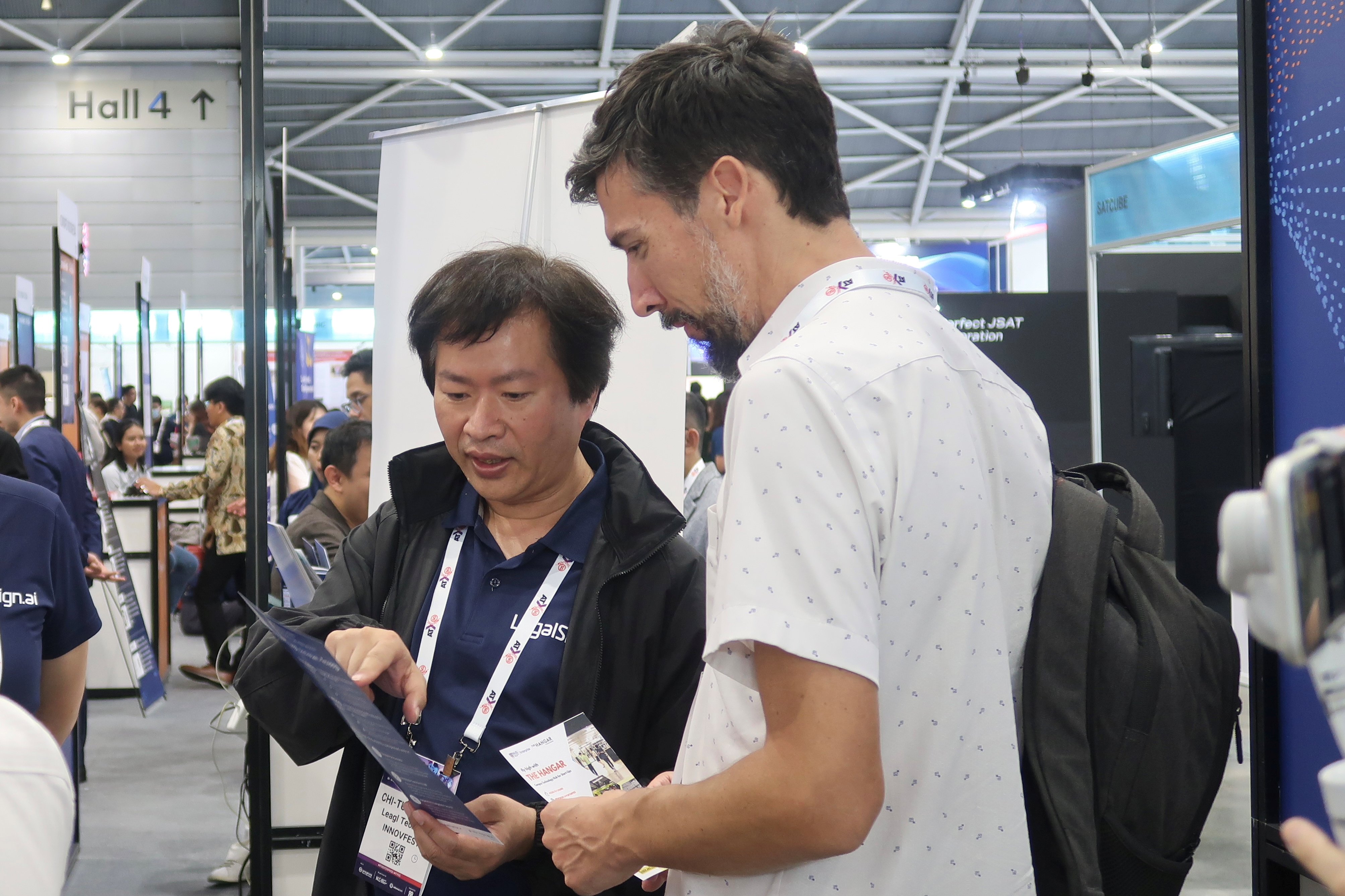 律果科技在2024年至新加坡參加Asia Tech，拓展海外商機。(左1為律果科技創辦人陳啟桐)