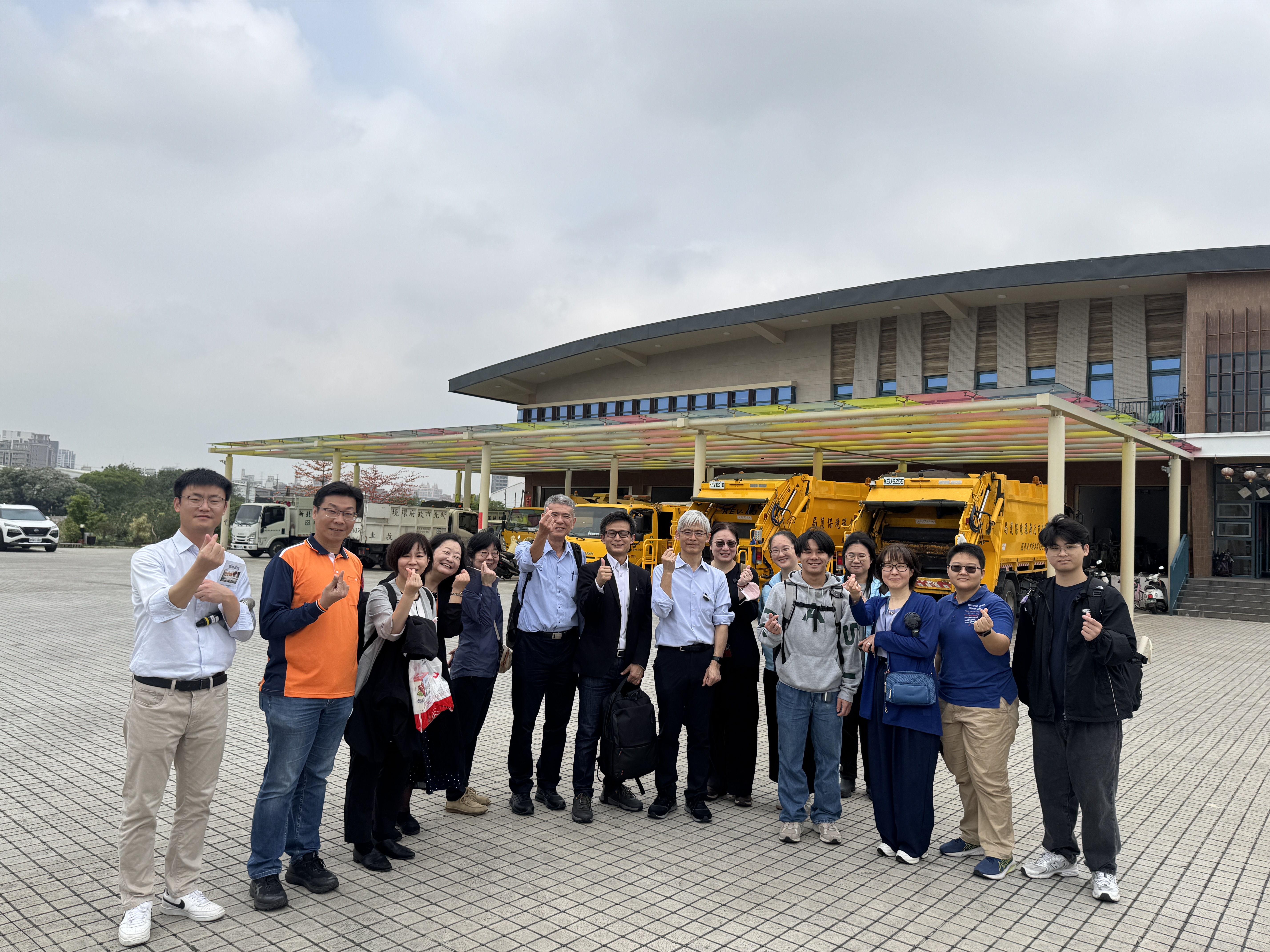 來自日本的8位學者專家於24日至新北市環保局鶯歌區清潔隊參訪新北市循環經濟實績