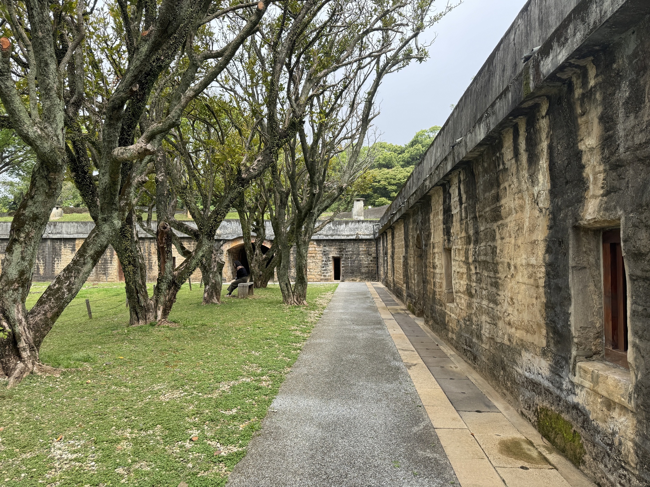 淡水古蹟博物館即日起開放古蹟戶外空間策展，首波試辦點為國定古蹟「滬尾礮臺」。