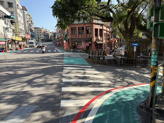 深坑老街口增設行人穿越道，並在轉角設置了行人等候空間