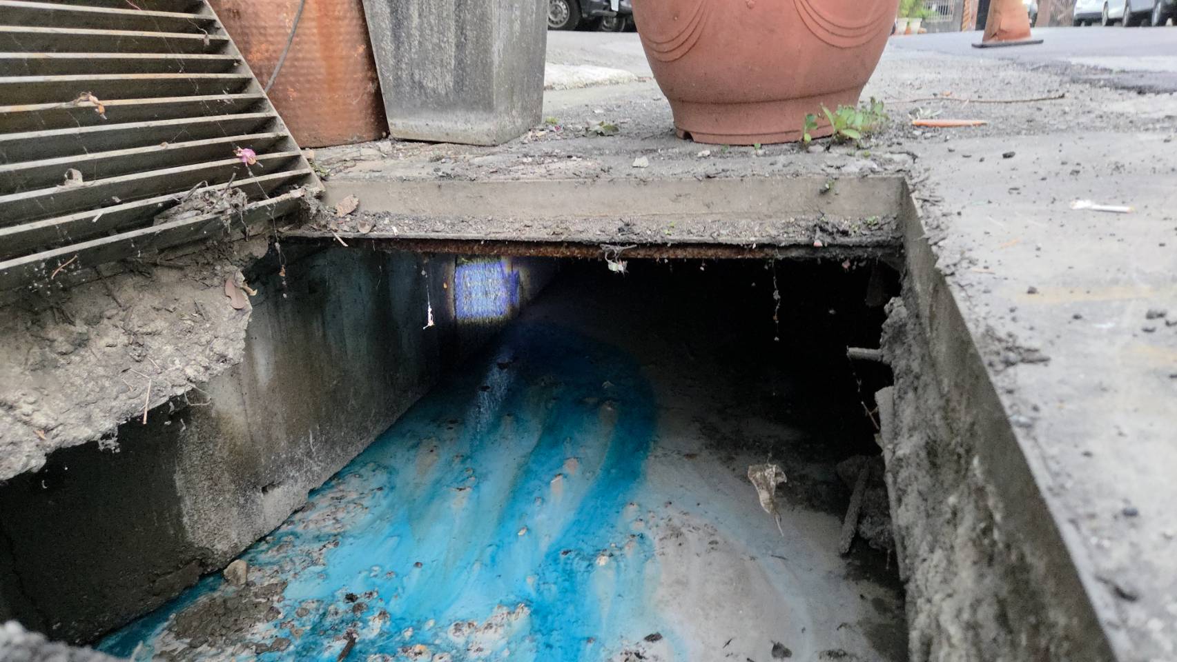 稽查人員投入追蹤藍色試劑，循線追查可疑污染源