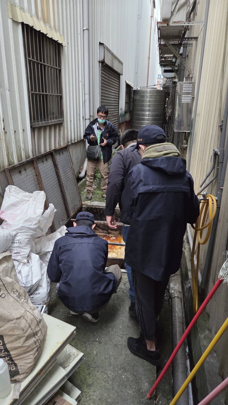 環保局立即派員趕赴現場循線追查可疑污染源