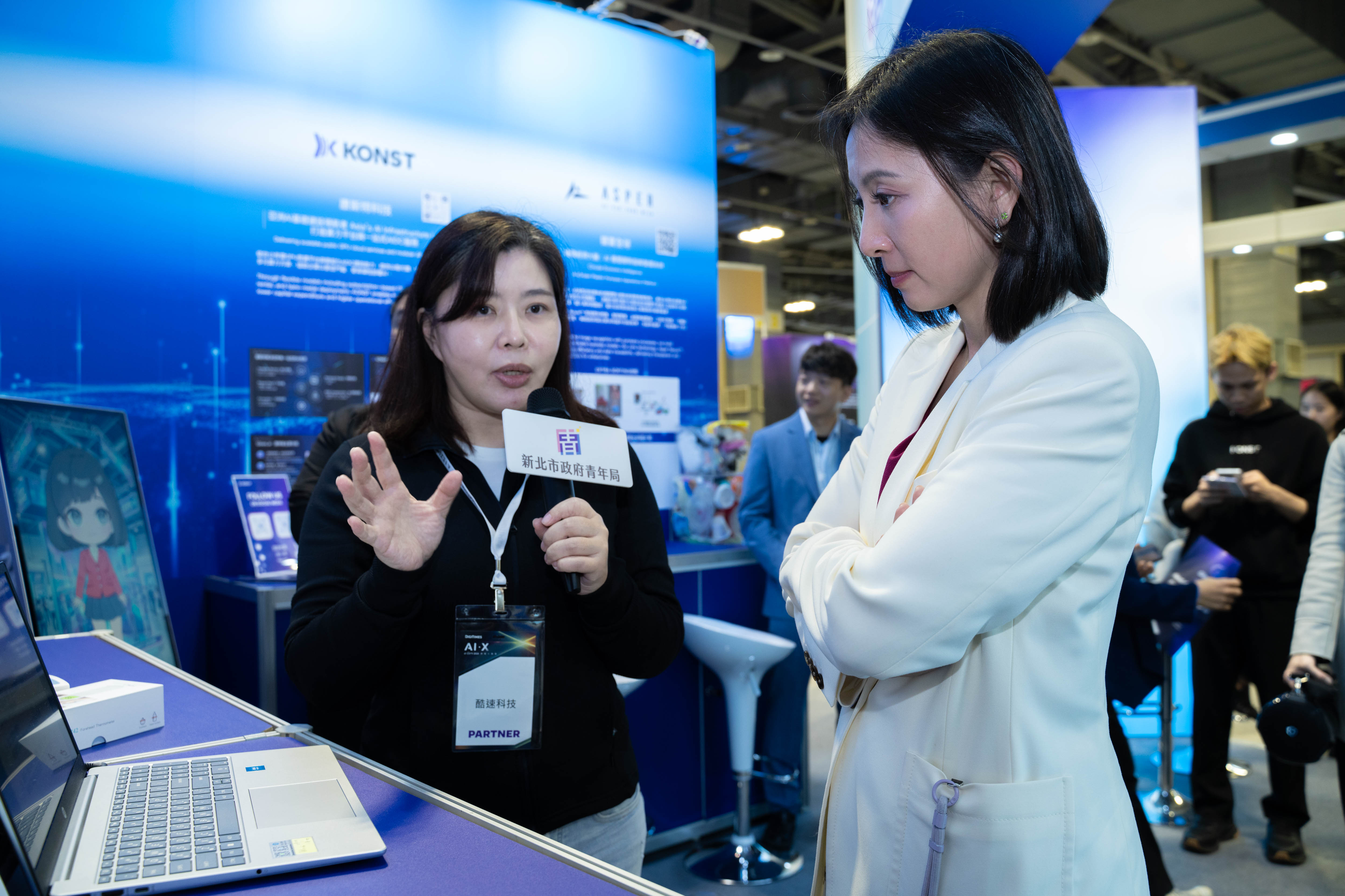 酷速科技有限公司共同創辦人范偲慧跟邱兆梅局長分享客製化液冷散熱技術。