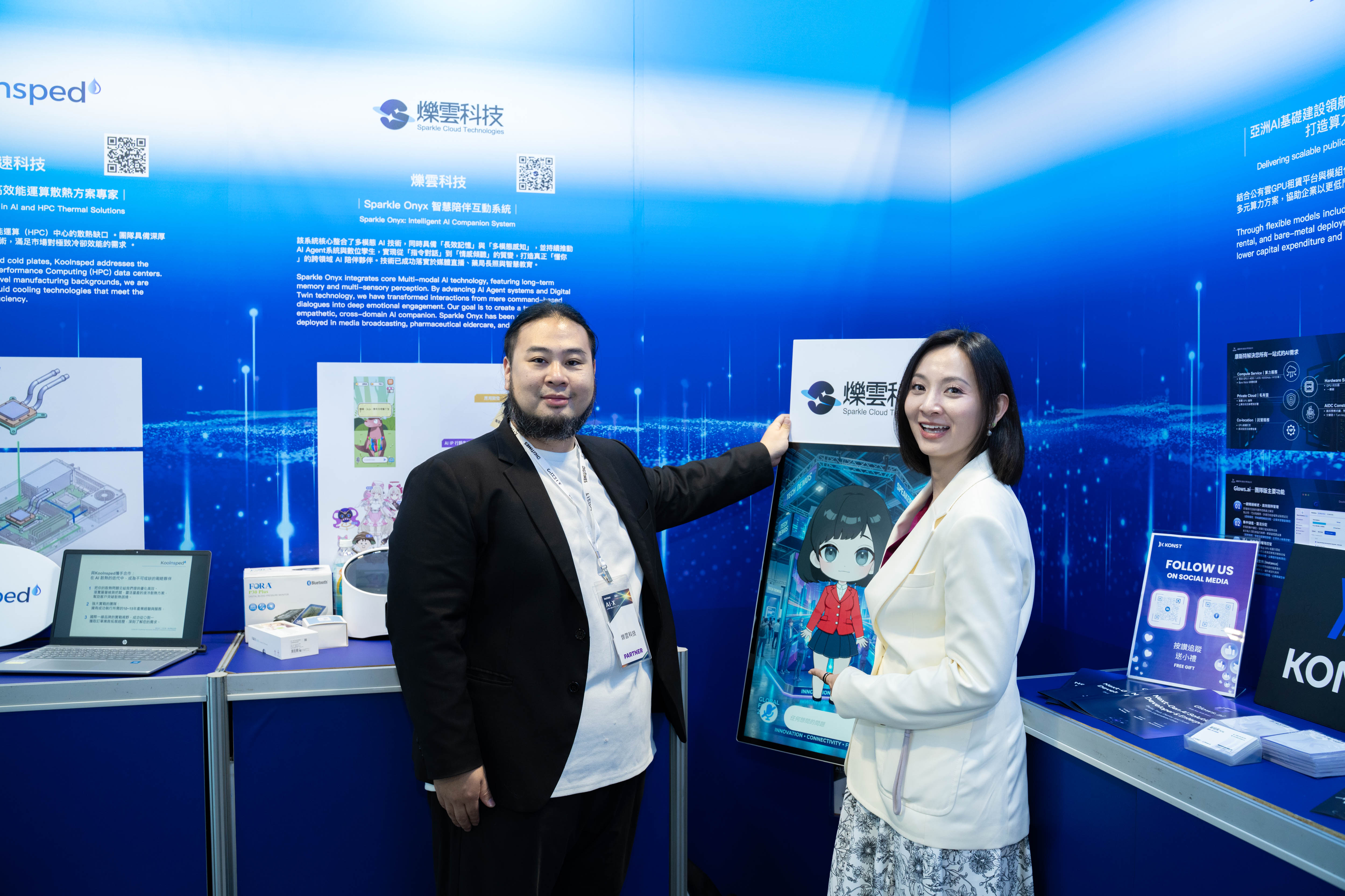 爍雲科技股份有限公司行銷總監謝因安向新北市青年局長邱兆梅分享其新創事業。