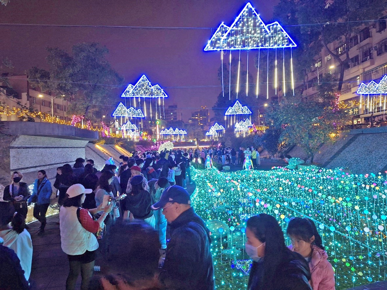 沿著光雕河廊漫步，人潮滿滿，充滿城市節慶氛圍
