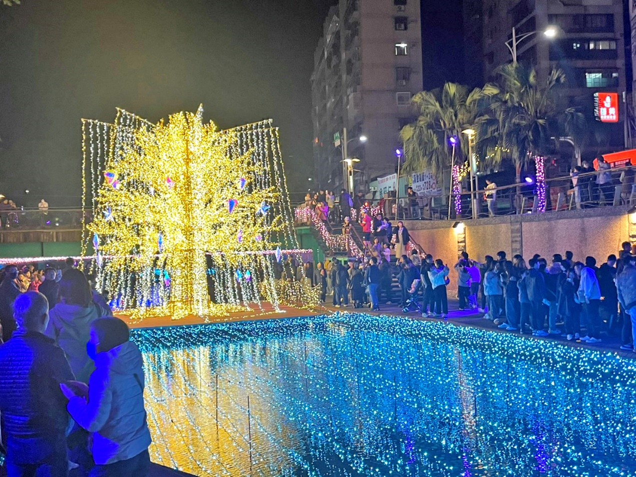 中港光雕現場民眾絡繹不絕，漫步在璀璨燈海之中，氣氛熱鬧又溫馨