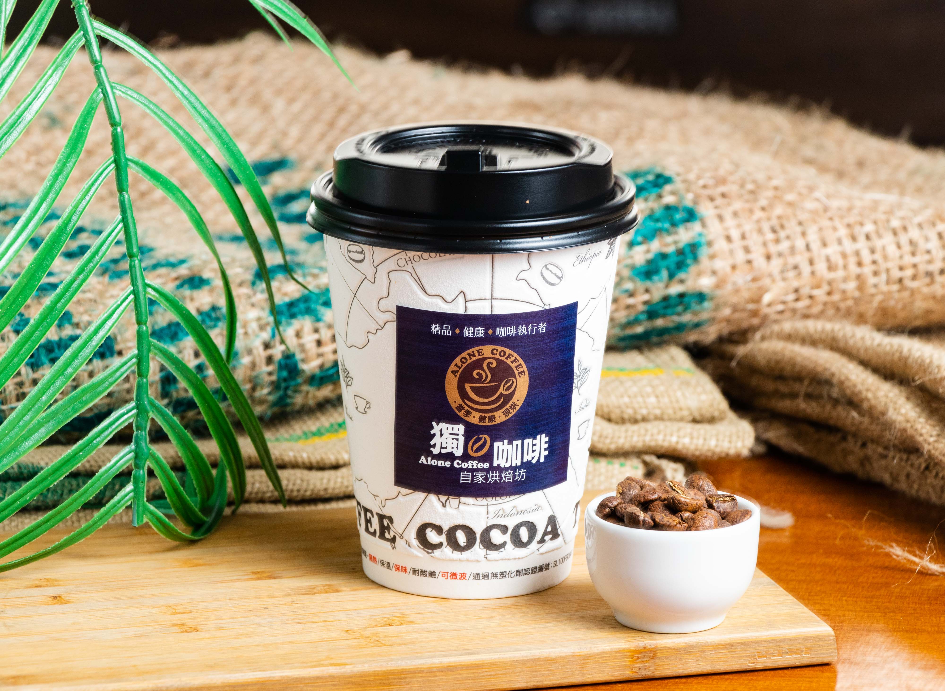 只要在光雕河廊和北極熊合照或錄影片上傳至FB、IG等個人社交網路平台，就可到店免費外帶精品美式咖啡1杯