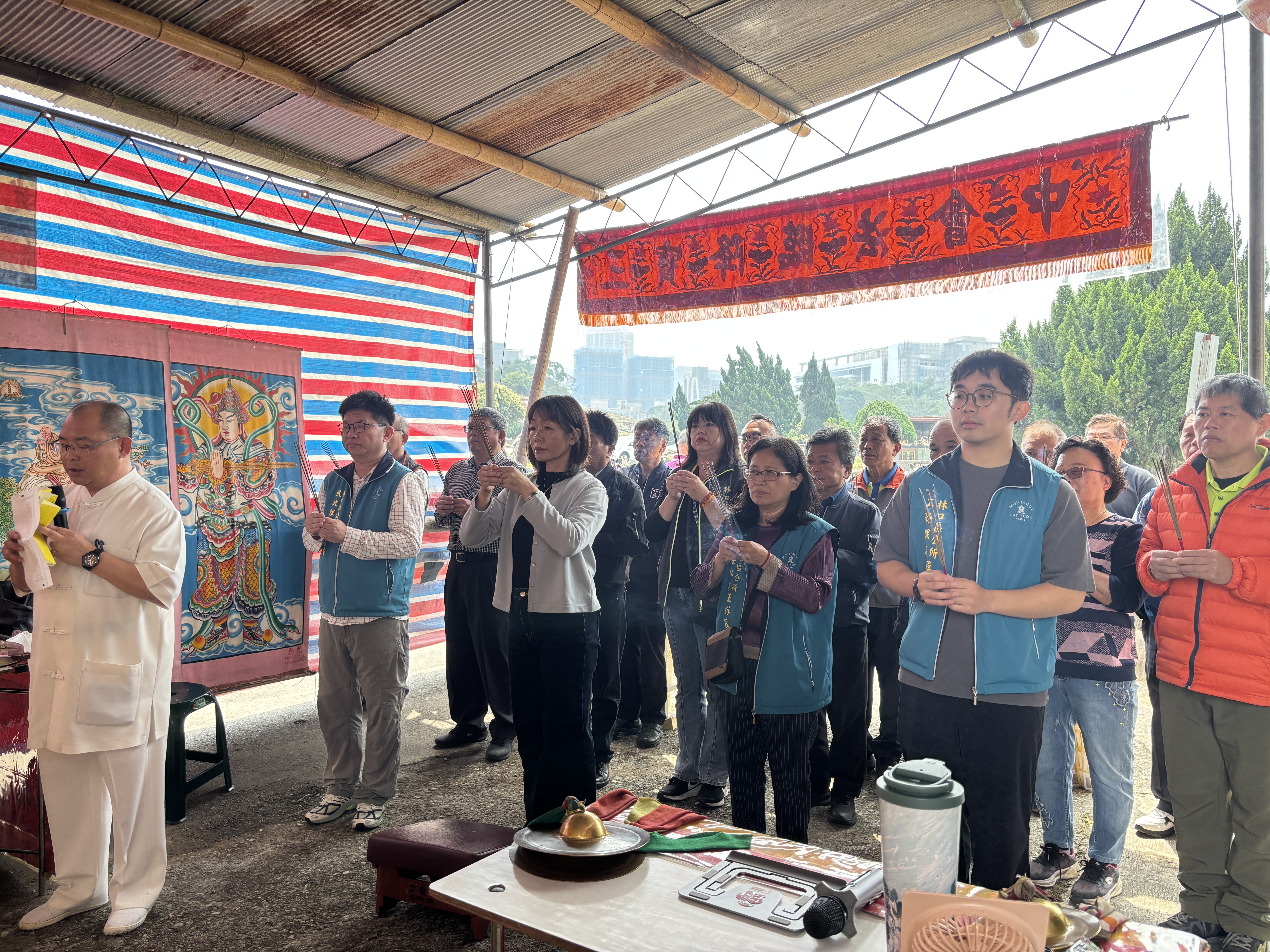 01.林口區長鄭淑敏前(23)日帶領公所團隊及全體里長至林口第一公墓辦理祈福法會