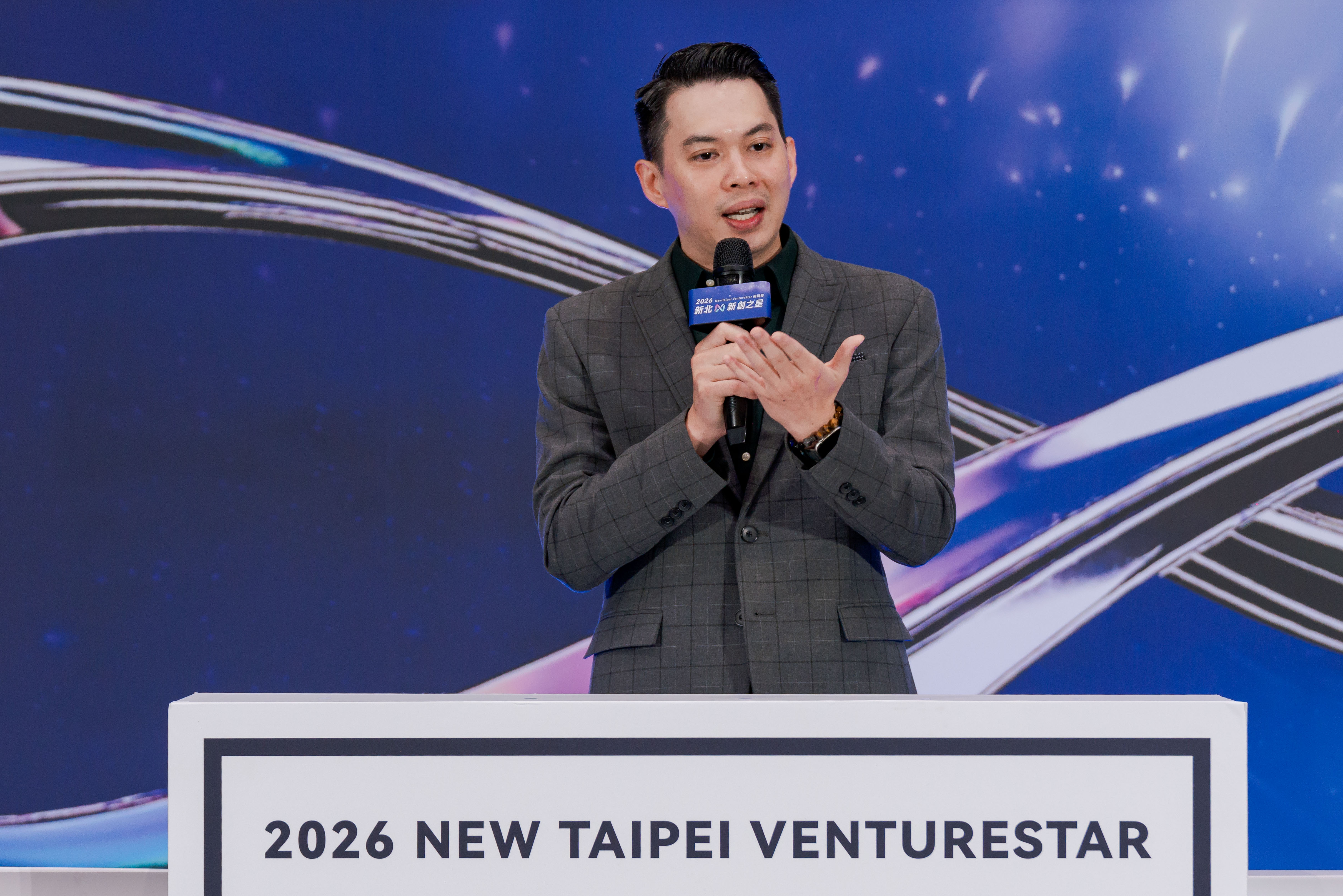 創投公會秘書長謝睿哲分享賽制，將提供線上創業課程予報名之新創團隊。