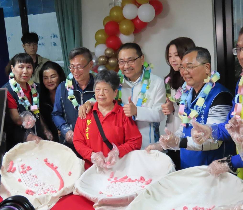 市長侯友宜與長輩開心搓湯圓、歡喜入厝，慶祝新北第 516 間「土城柑林學士」市民活動中心熱鬧啟用。