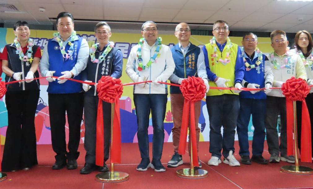 市長與貴賓共同剪綵，象徵為土城居民開啟更優質、智慧化的多元活動場域。