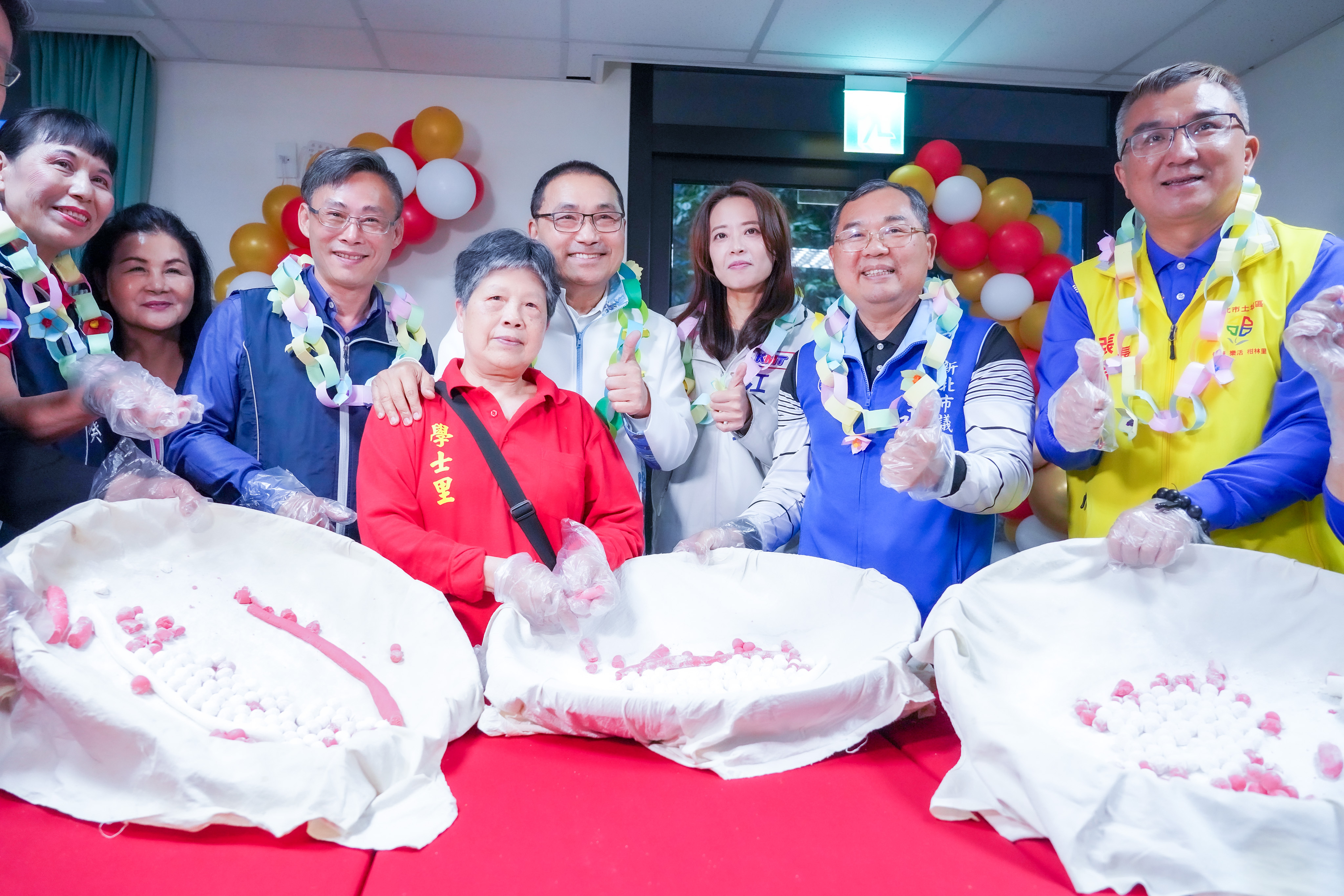侯友宜鼓勵長輩們結伴前往市民活動中心運動、閱讀書報及參加活動課程，促進身心健康。