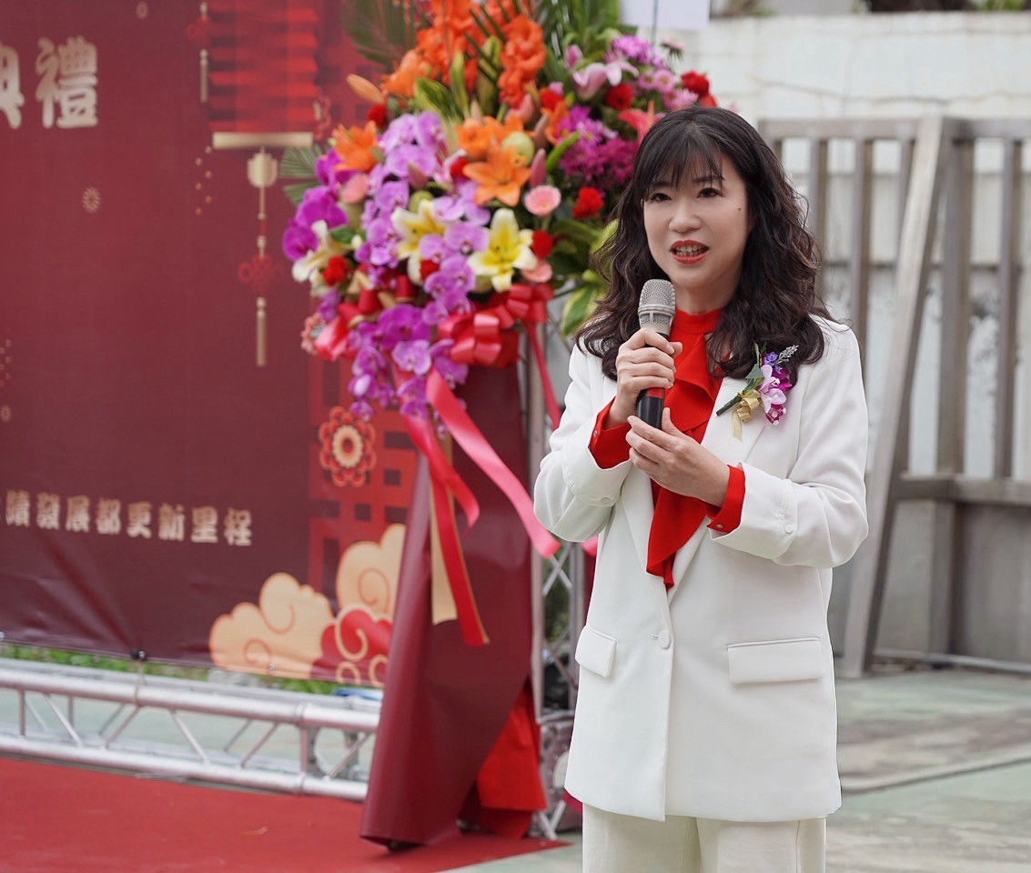 經發局長盛筱蓉致詞祝賀，感謝全美綠能董事長李進勝投資新北，為新北創造經濟繁榮發展。