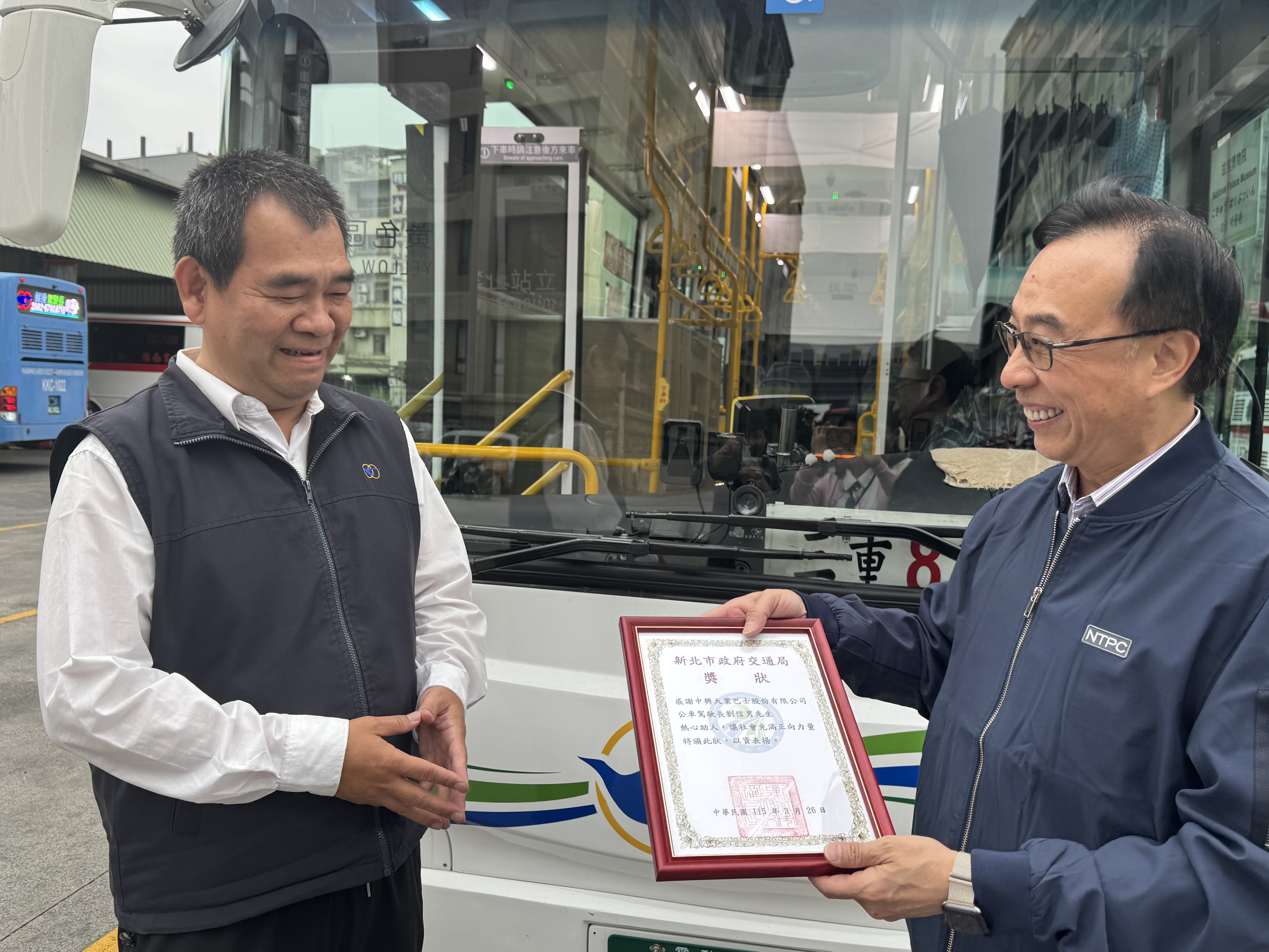 交通局副局長曾招雄（右）今天頒發獎金、獎狀，感謝駕駛長劉信男在關鍵時刻挺身而出。
