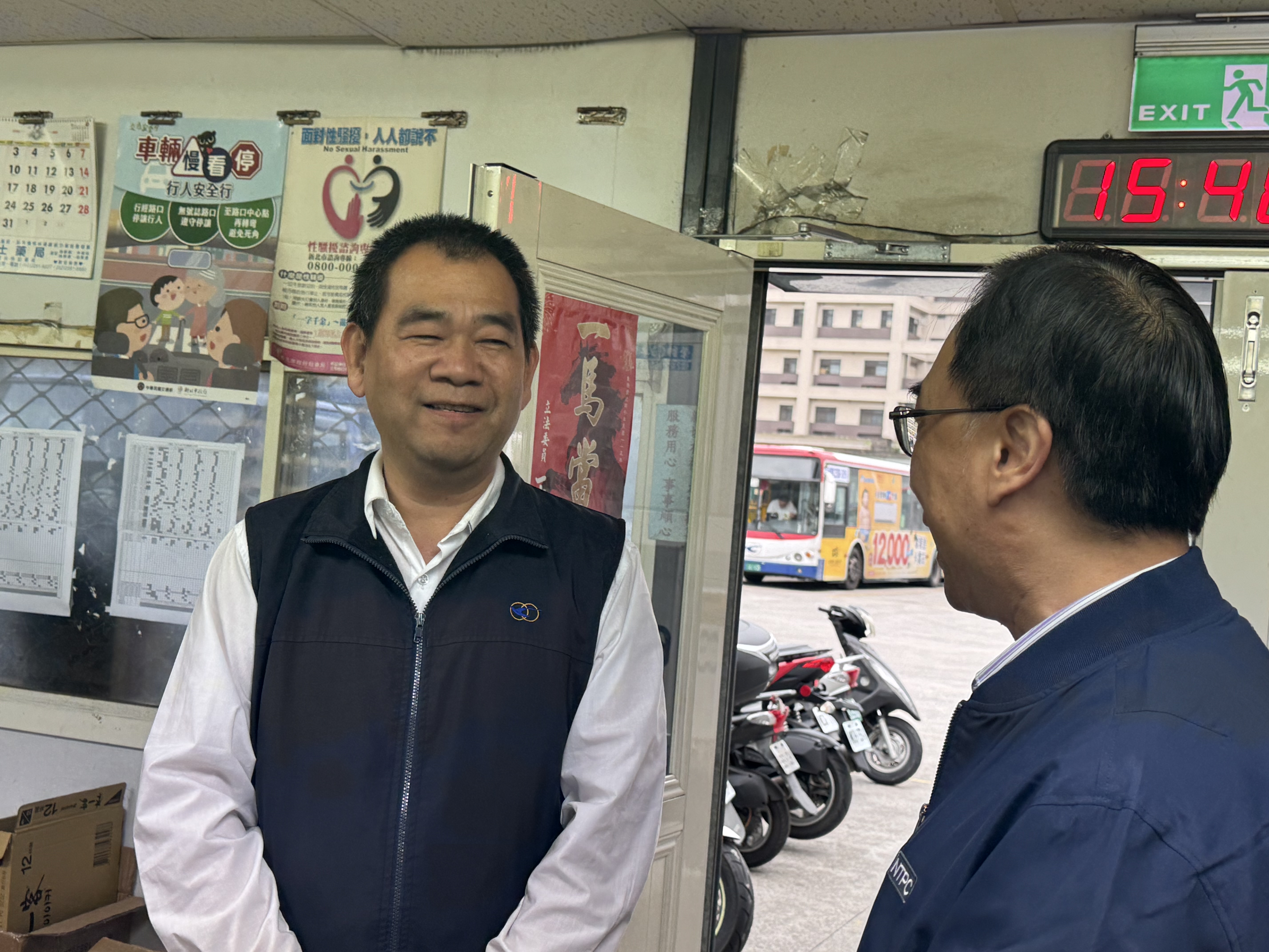 劉信男（左）事後得知這名長者仍不幸往生，感到有些遺憾