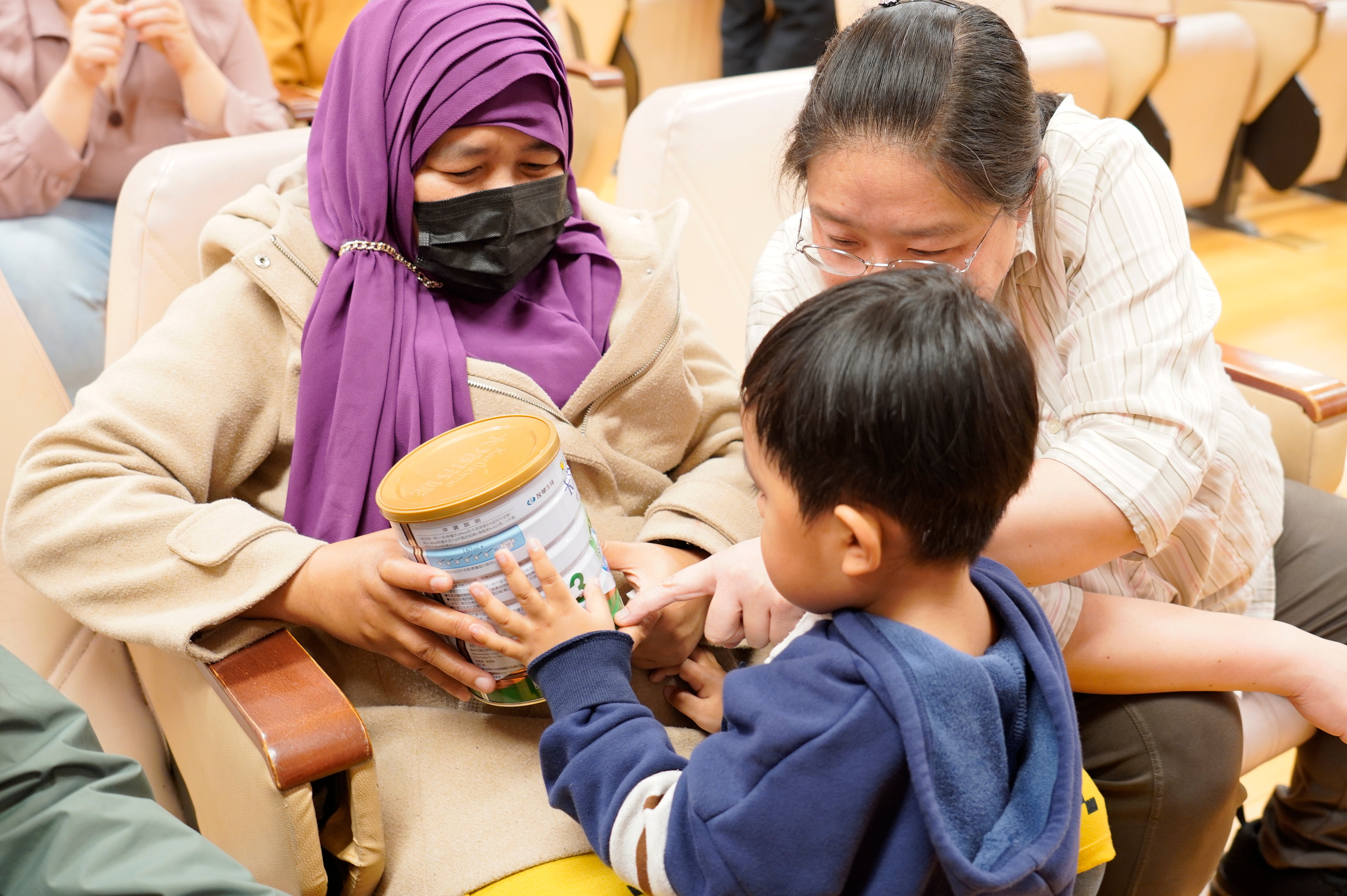 阿妮（化名，左）從印尼嫁來台灣，她帶著2歲小兒子參加，感謝協會的捐贈，以及七星社福中心主任周培仙（右）的長期關懷服務.