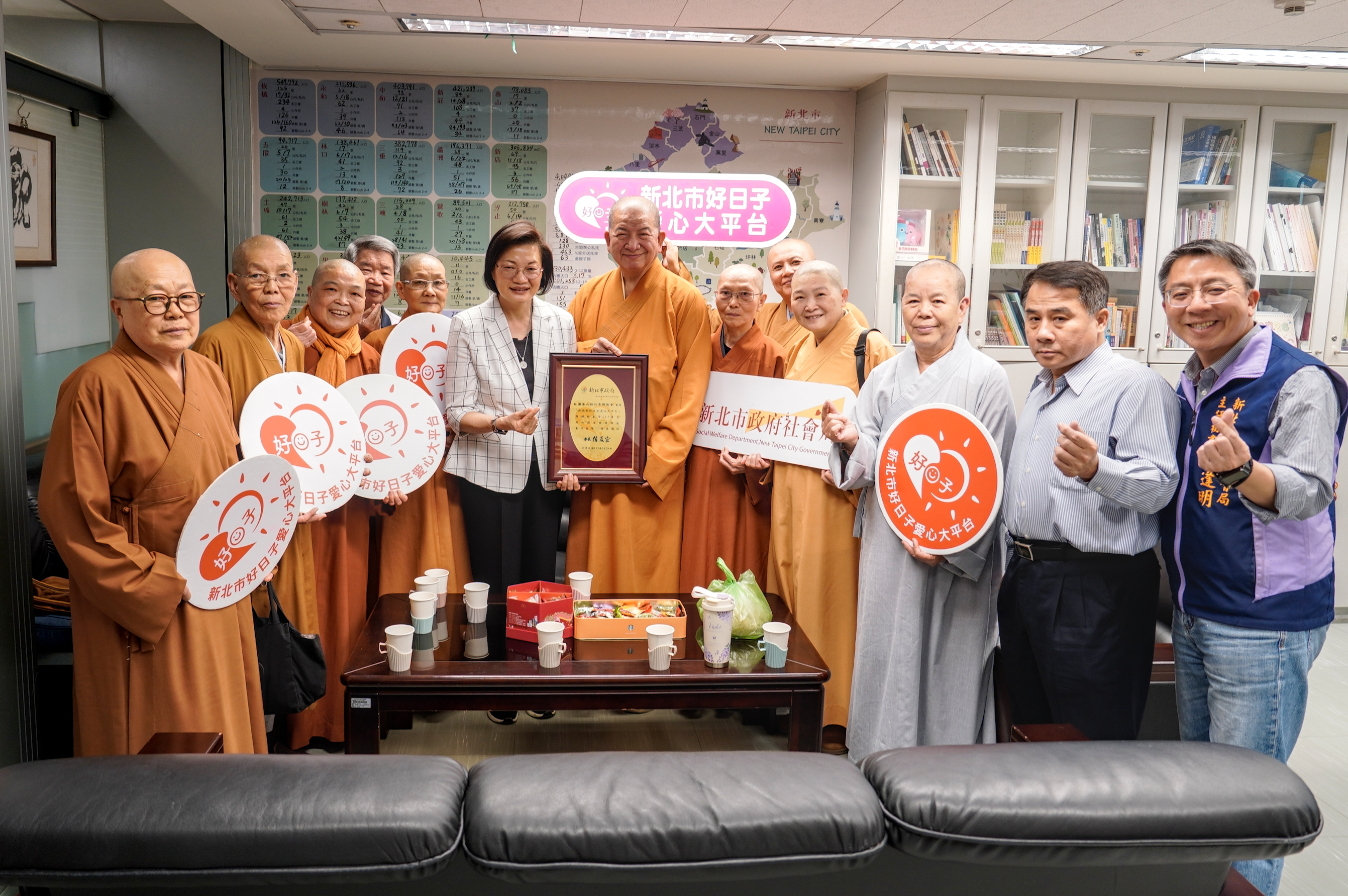  新北市佛教會在副理事長釋明光（中）帶領下，一起捐贈善款。